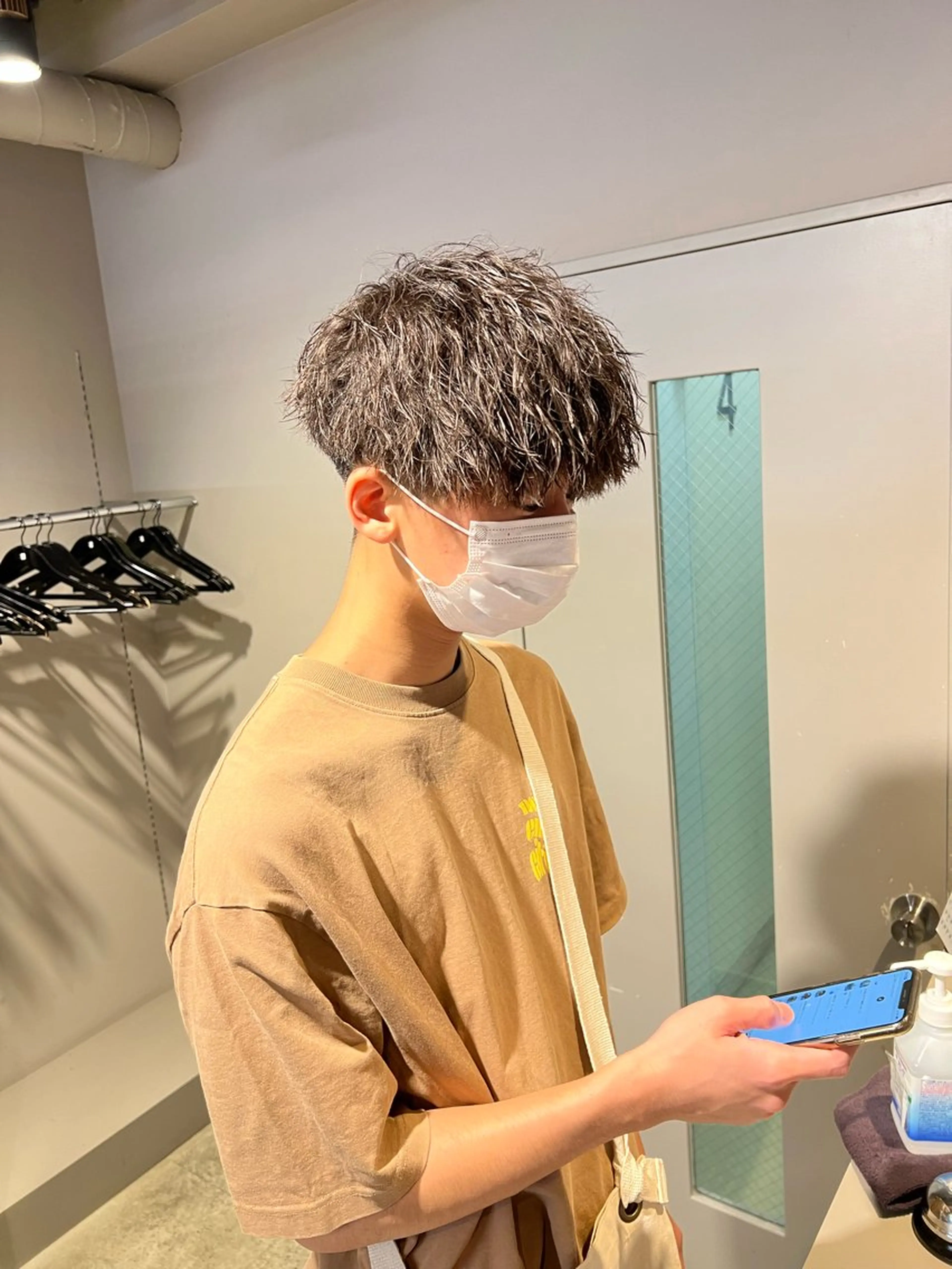 ミディアム パーマ メンズ ミディアムパーマ センターパート メンズ韓国風 韓国マッシュ マッシュウルフ メンズパーマ特化 TAIGAのヘアスタイル