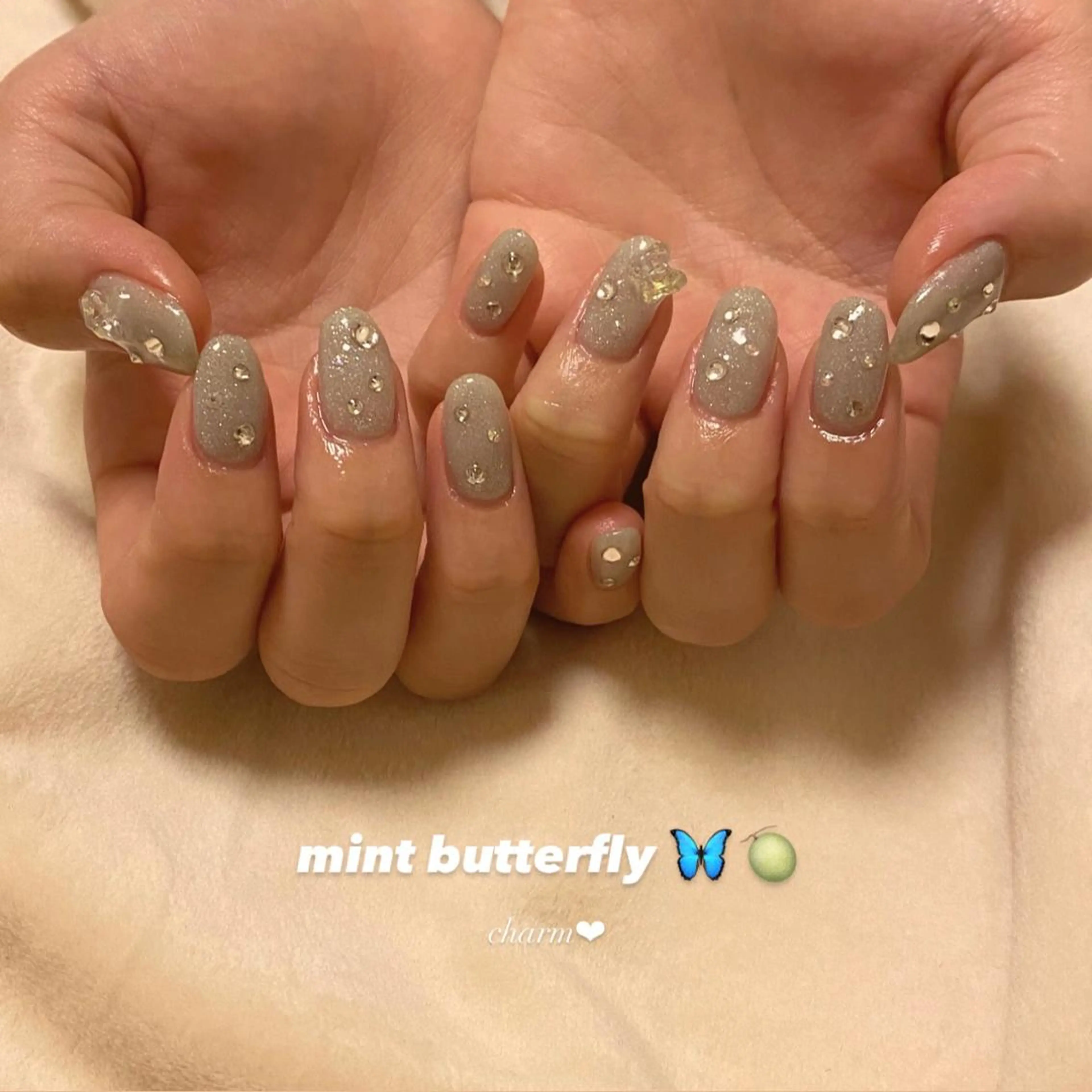 ネイル グリーン キラキラネイル その他(ネイル) nail salon charmのネイルデザイン