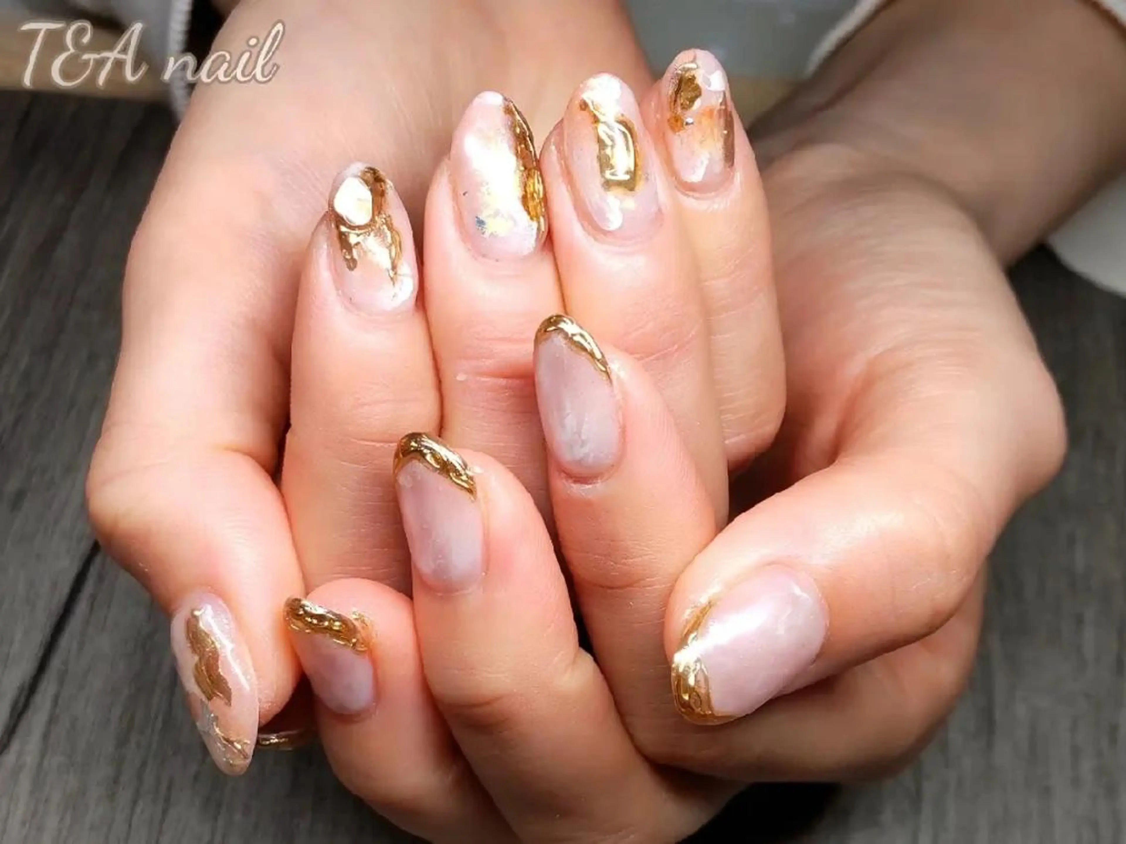 ミディアム ネイル 長さ出し フレンチネイル ジェルネイル ゴールド 大理石ネイル(マーブル) ハンドネイル T&A nailのネイルデザイン