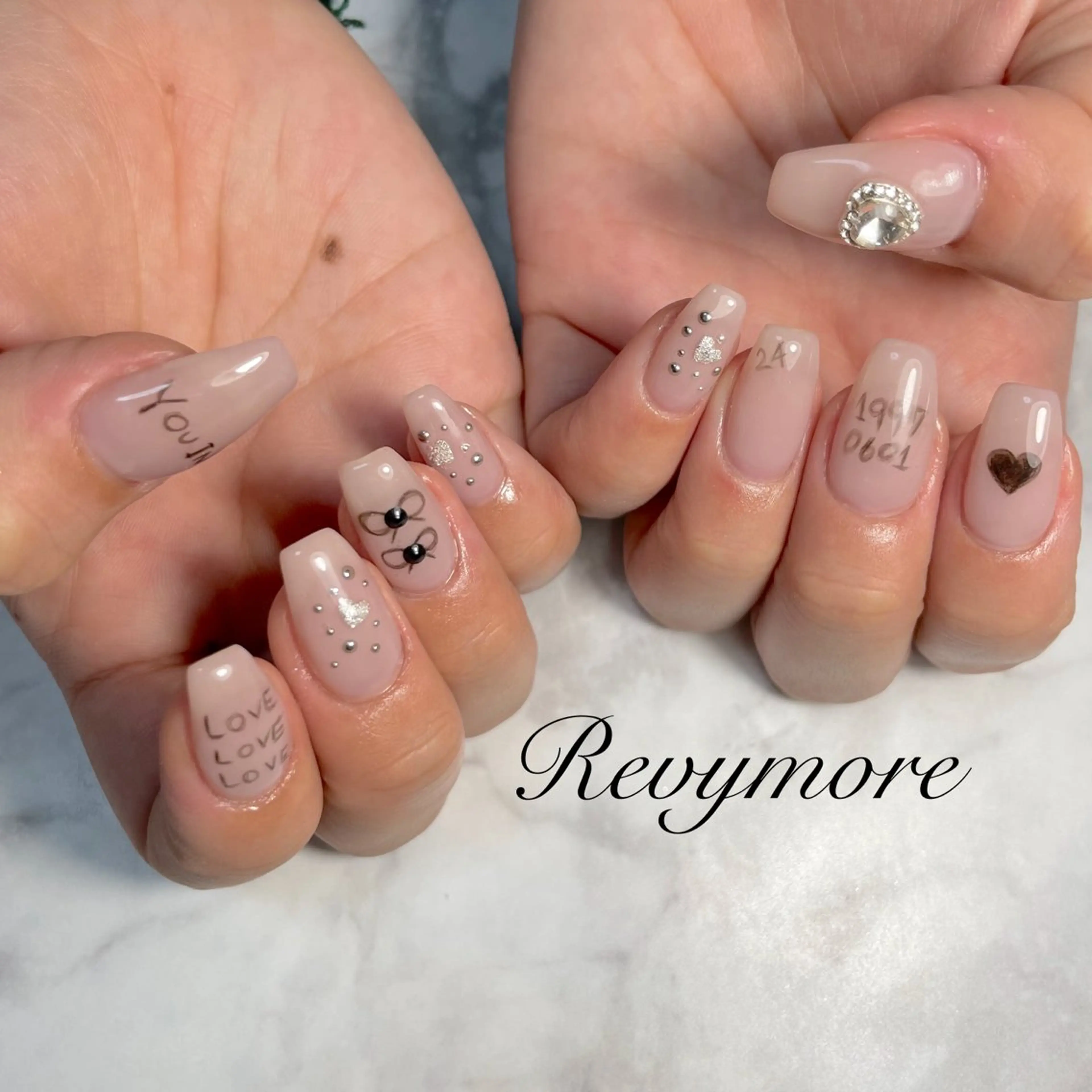 ネイル ジェルネイル キラキラネイル 韓国ネイル ニュアンスネイル オフィスネイル nail salon Revymoreのネイルデザイン
