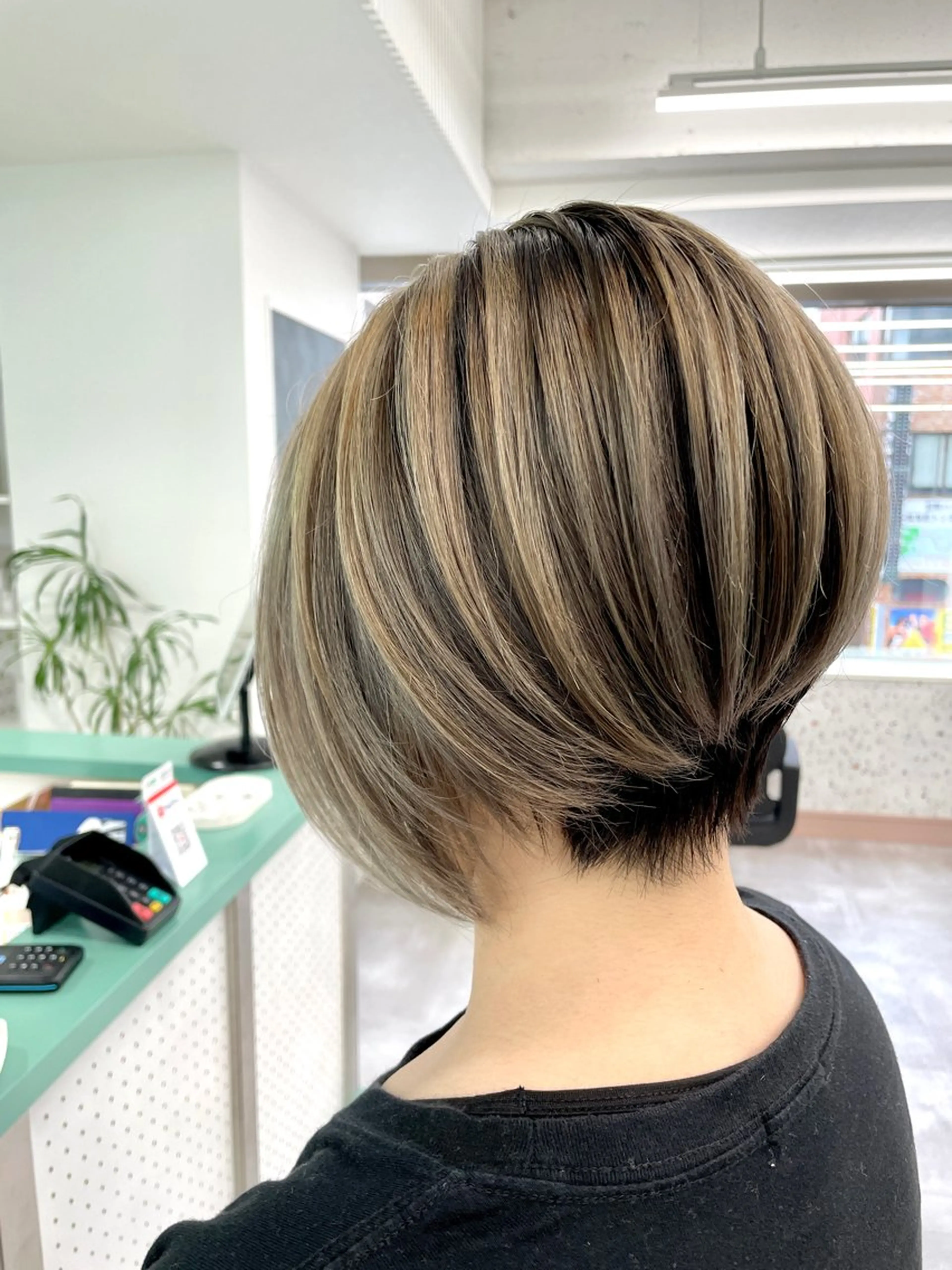 ショート レイヤーカット ショートヘア ヘアカラー 💚透明感カラー💚 ♻️本間♻️のヘアスタイル