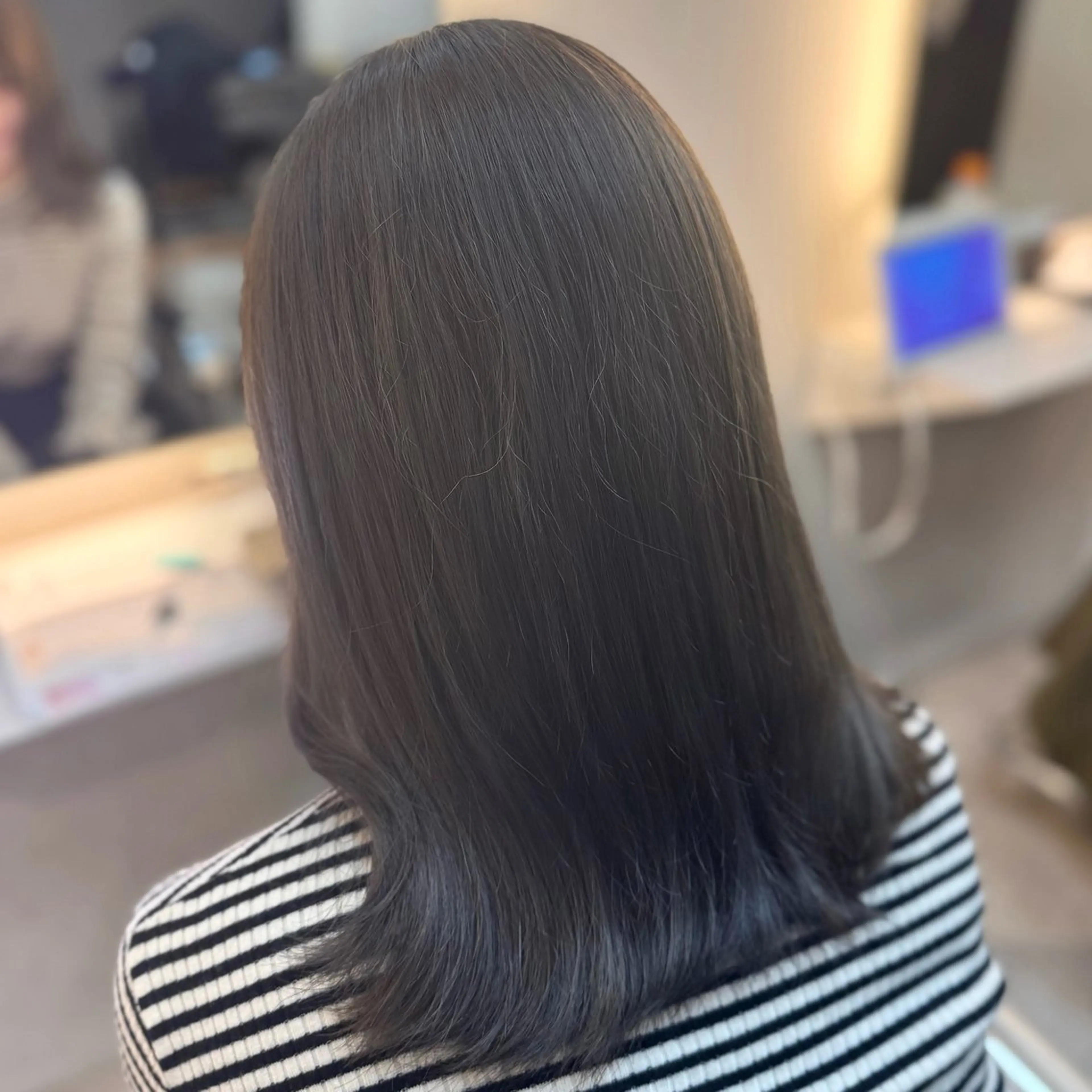 ミディアム カラー 松葉 柚月のヘアスタイル