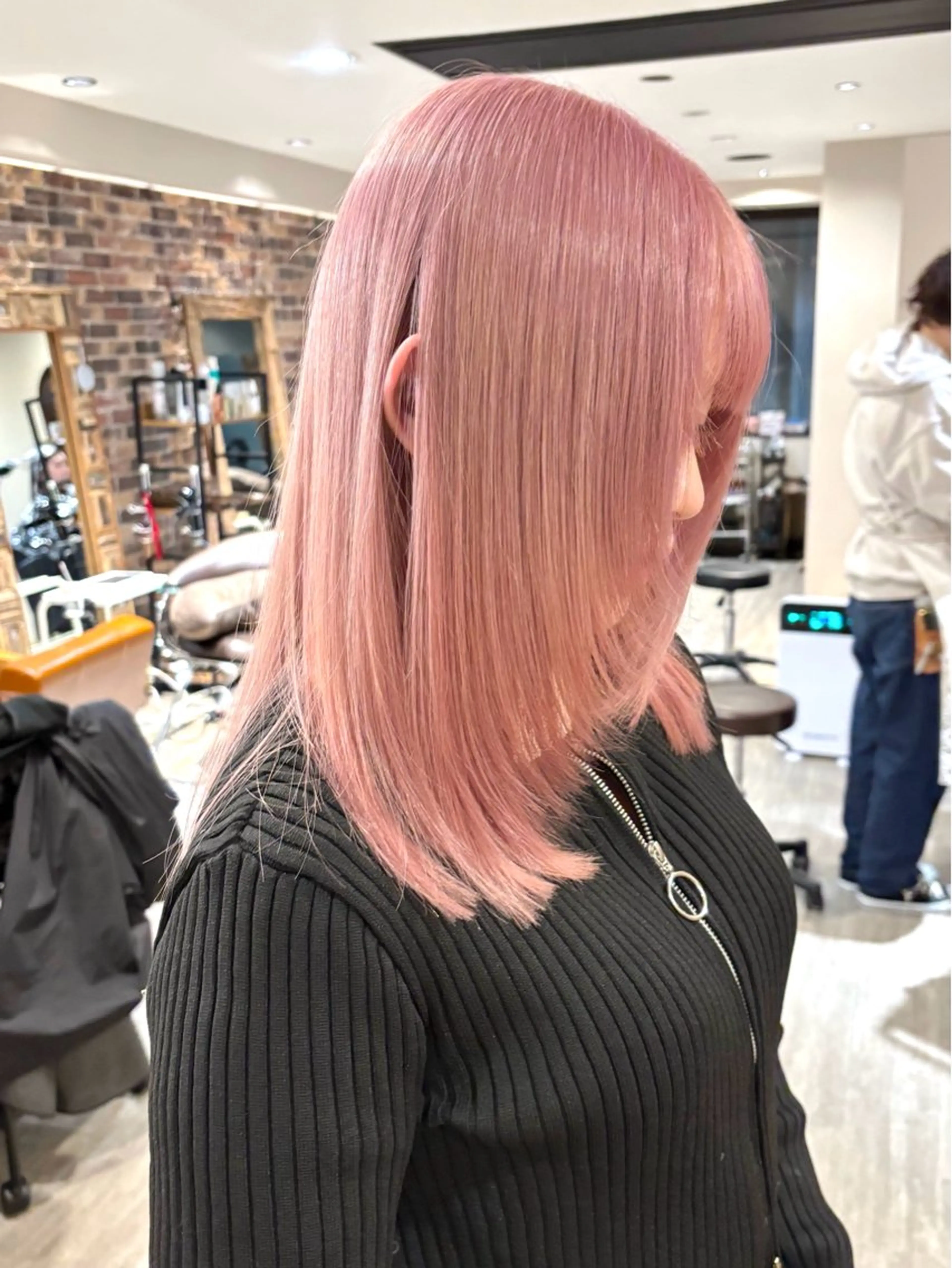 セミロング 艶髪／透け感カラー ／ＲＹＯのヘアスタイル