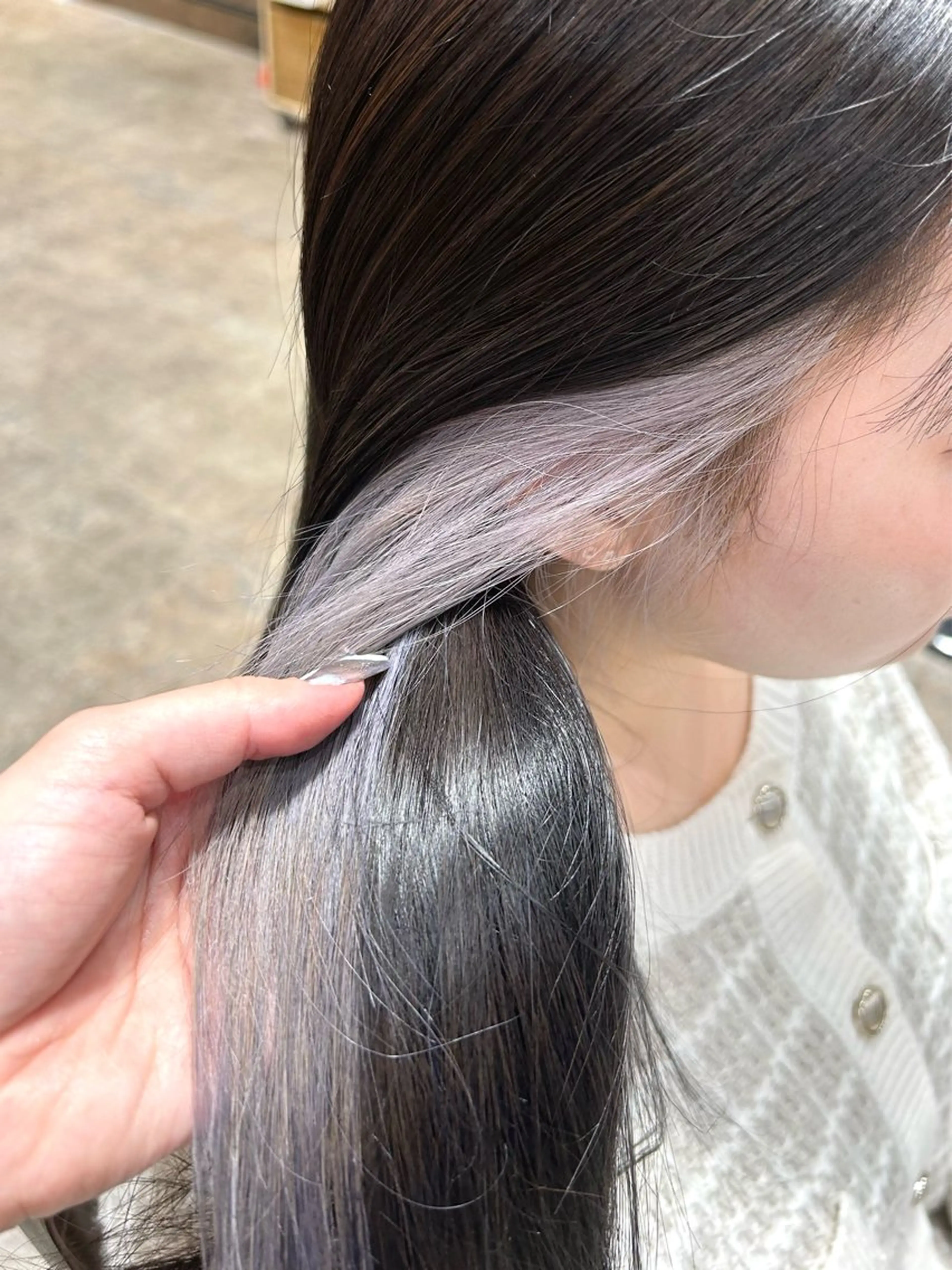 カラー シルバー ホワイトシルバー 横山ダブルカラー ハイライト透明感カラのヘアスタイル