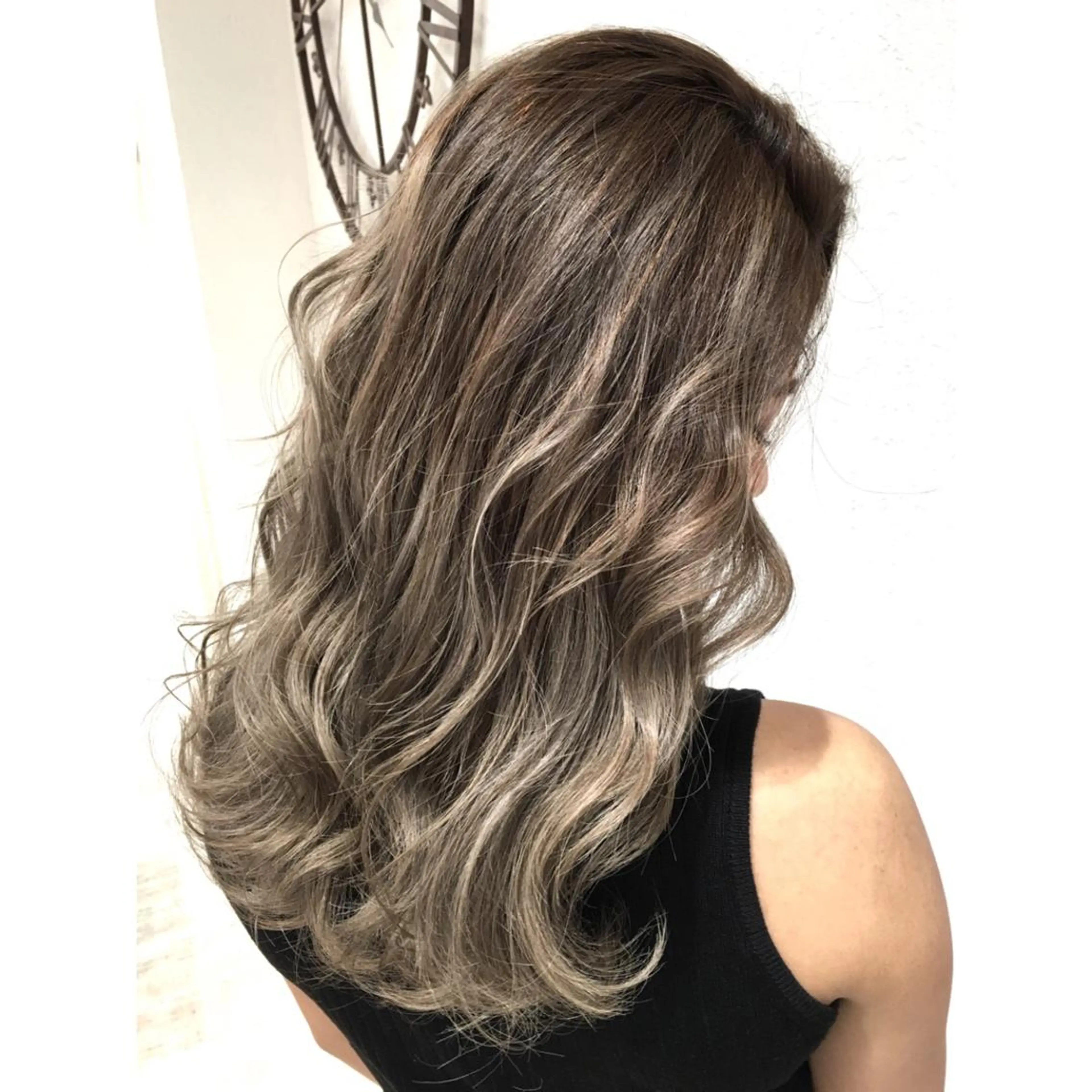 セミロング カラー ベージュカラー グラデーションカラー ハイライトカラー 3Dハイライト ハイライト トリートメント 井上 一平のヘアスタイル
