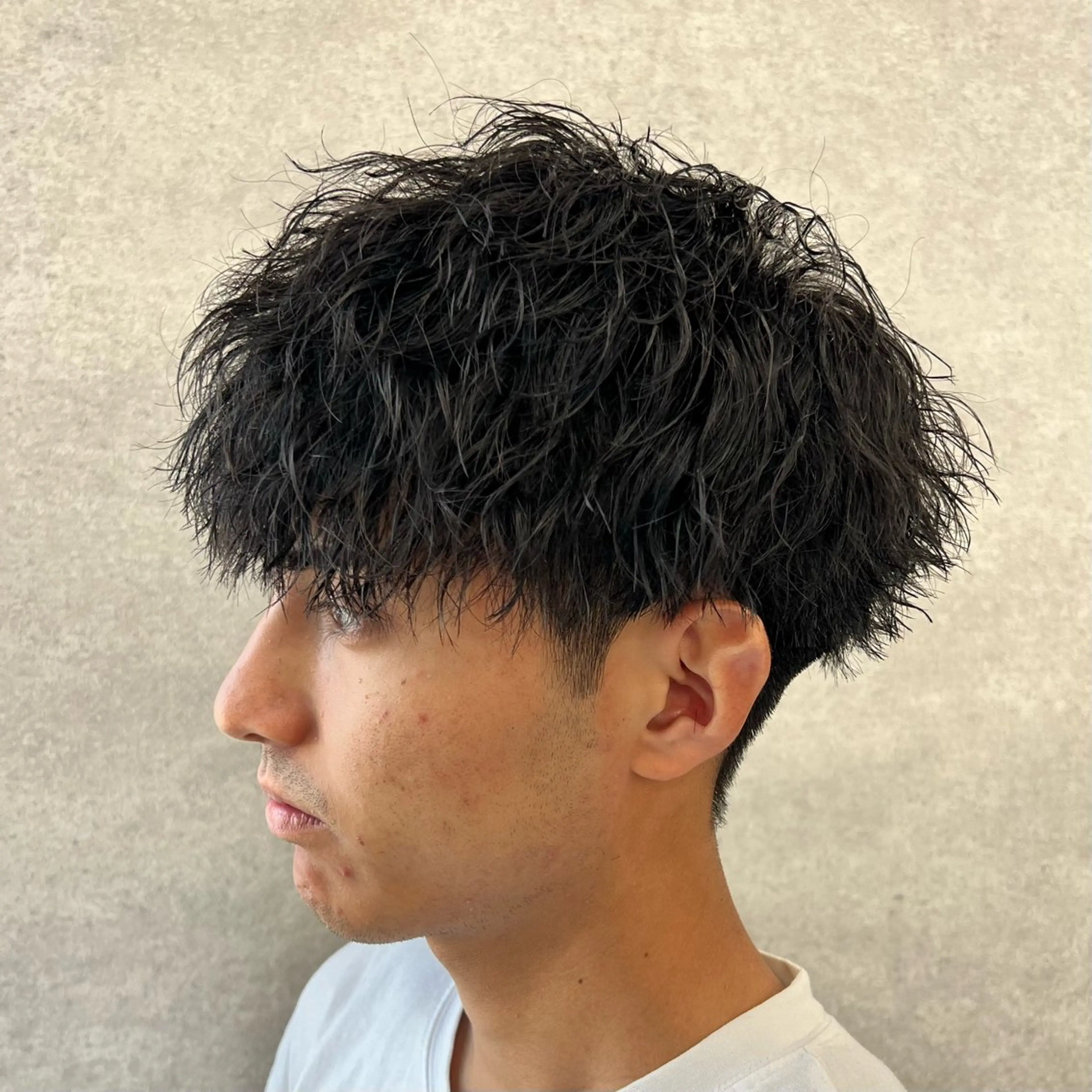 ショート カラー パーマ ヘアアレンジ メンズ センターパート メンズハイライト メンズメッシュ マッシュ メンズパーマ 仕上がり満足度No. 1🔥BLUCK🔥のヘアスタイル