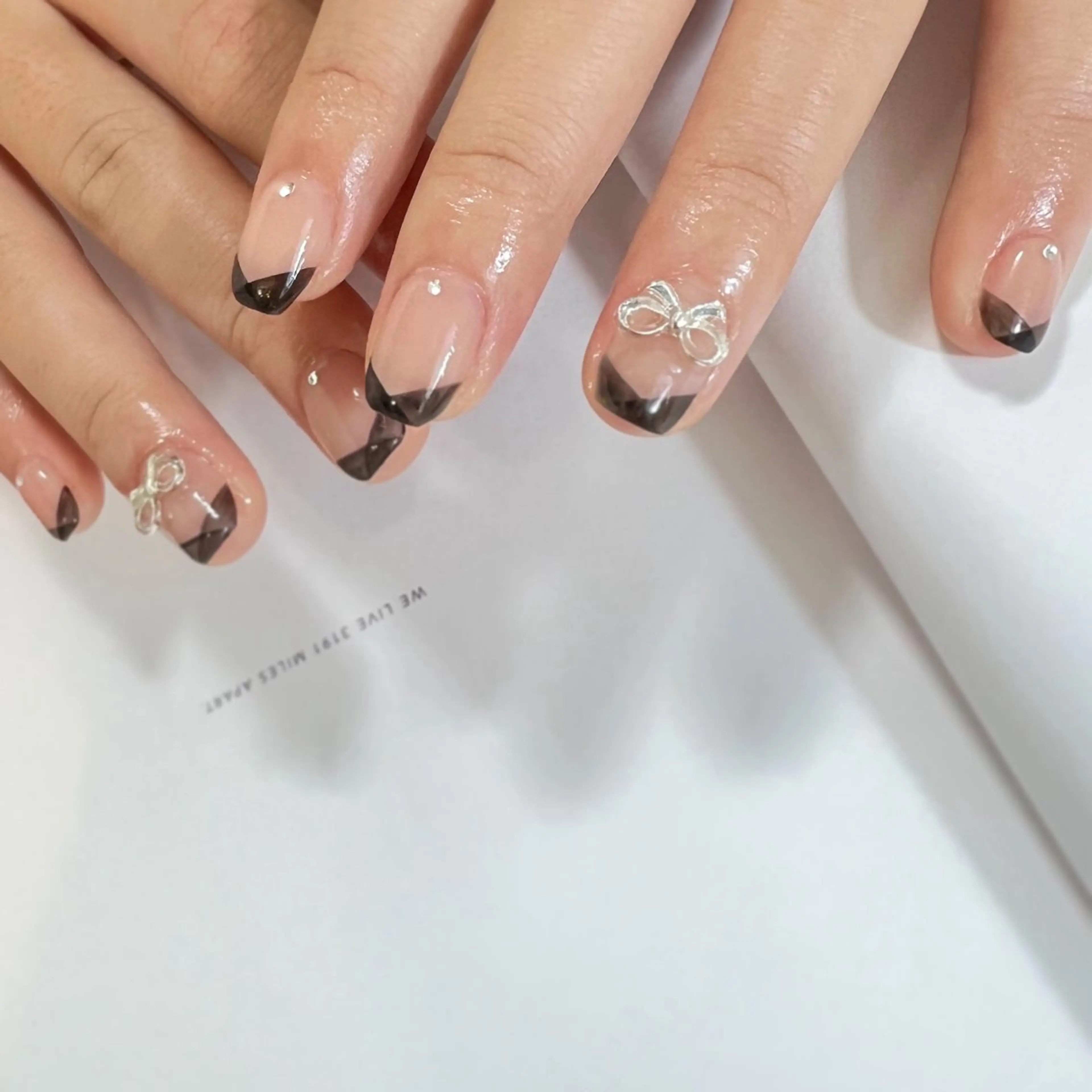 ネイル 成人式 フレンチネイル リボン スクエアネイル 冬ネイル ハンドネイル pointillé .ayaのネイルデザイン