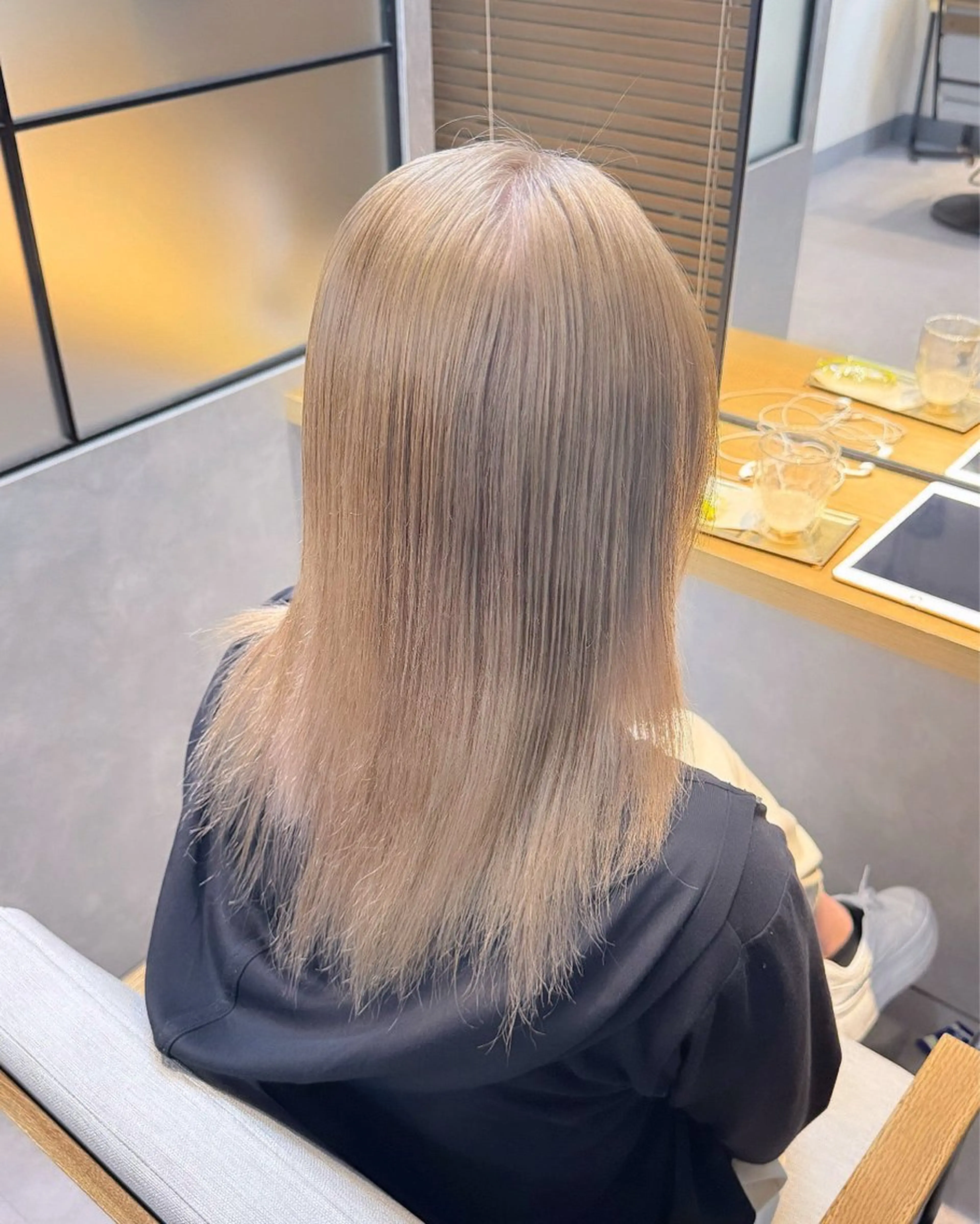 ミディアム カラー ベージュカラー ブリーチ ケアブリーチ ハイトーンカラー ミルクティーベージュ カット ヘアカラー トリートメント 似合わせ/ブリーチ/ 透明感/sanamiのヘアスタイル