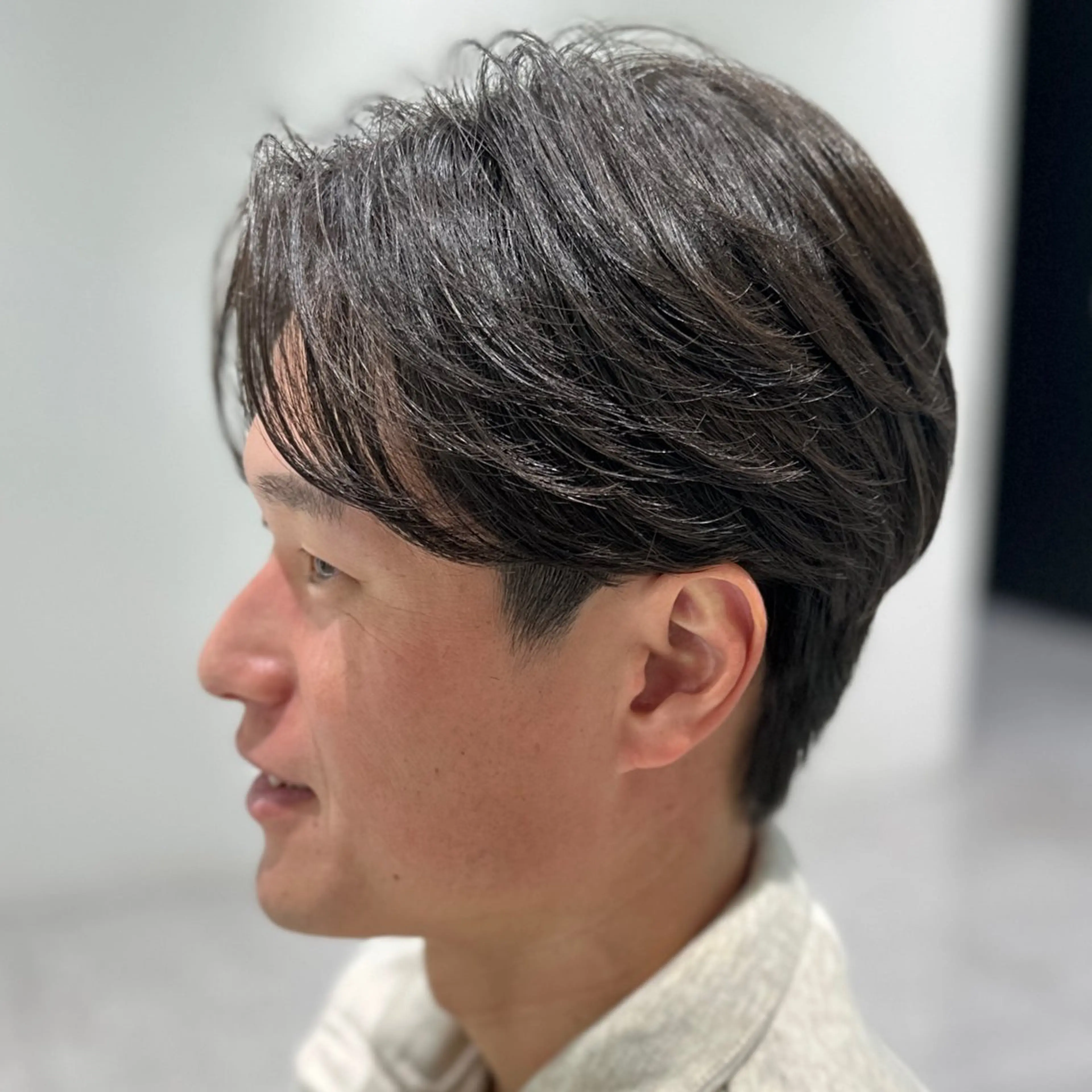 パーマ メンズ センターパート フェザーパーマ メンズパーマ レイヤー/グレージュ メンズパーマのヘアスタイル