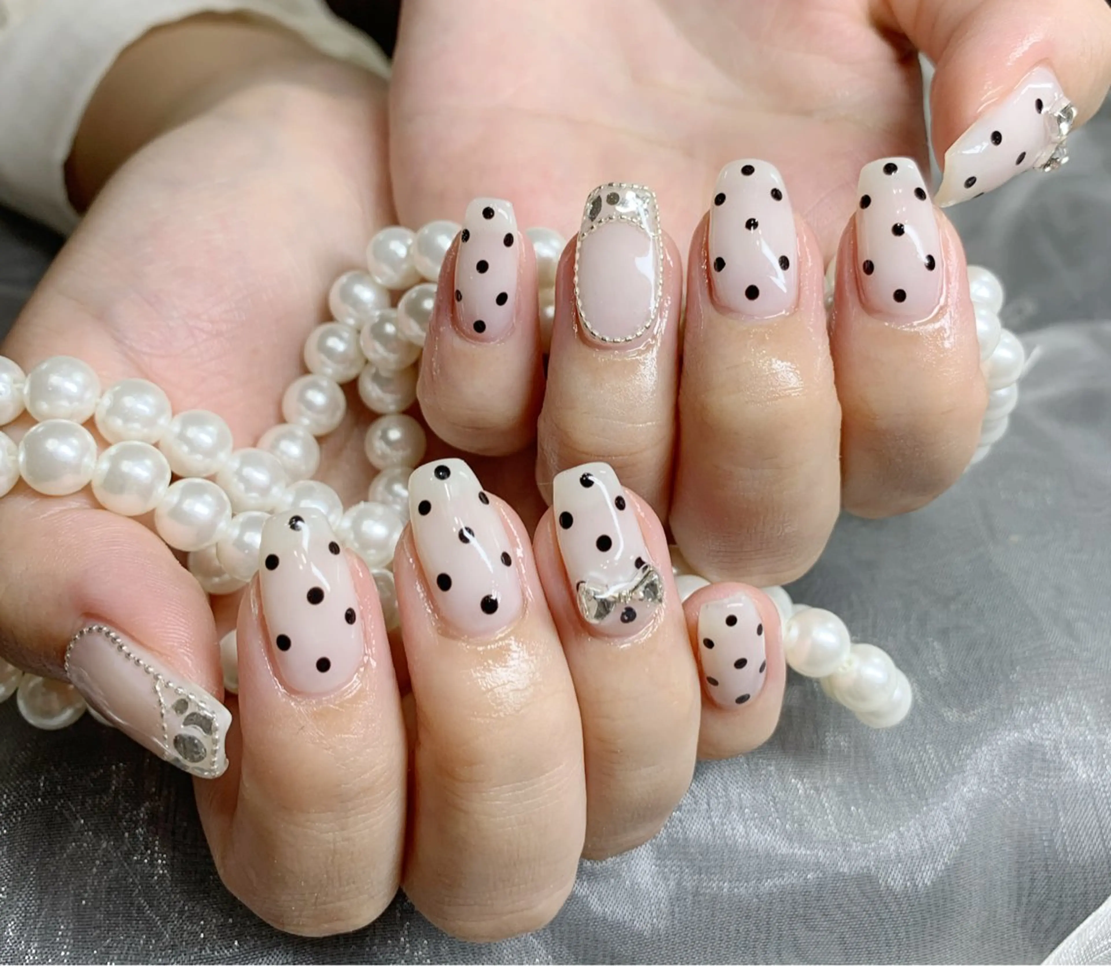 ネイル ドット リボン 夏ネイル ハンドネイル AI NAのネイルデザイン