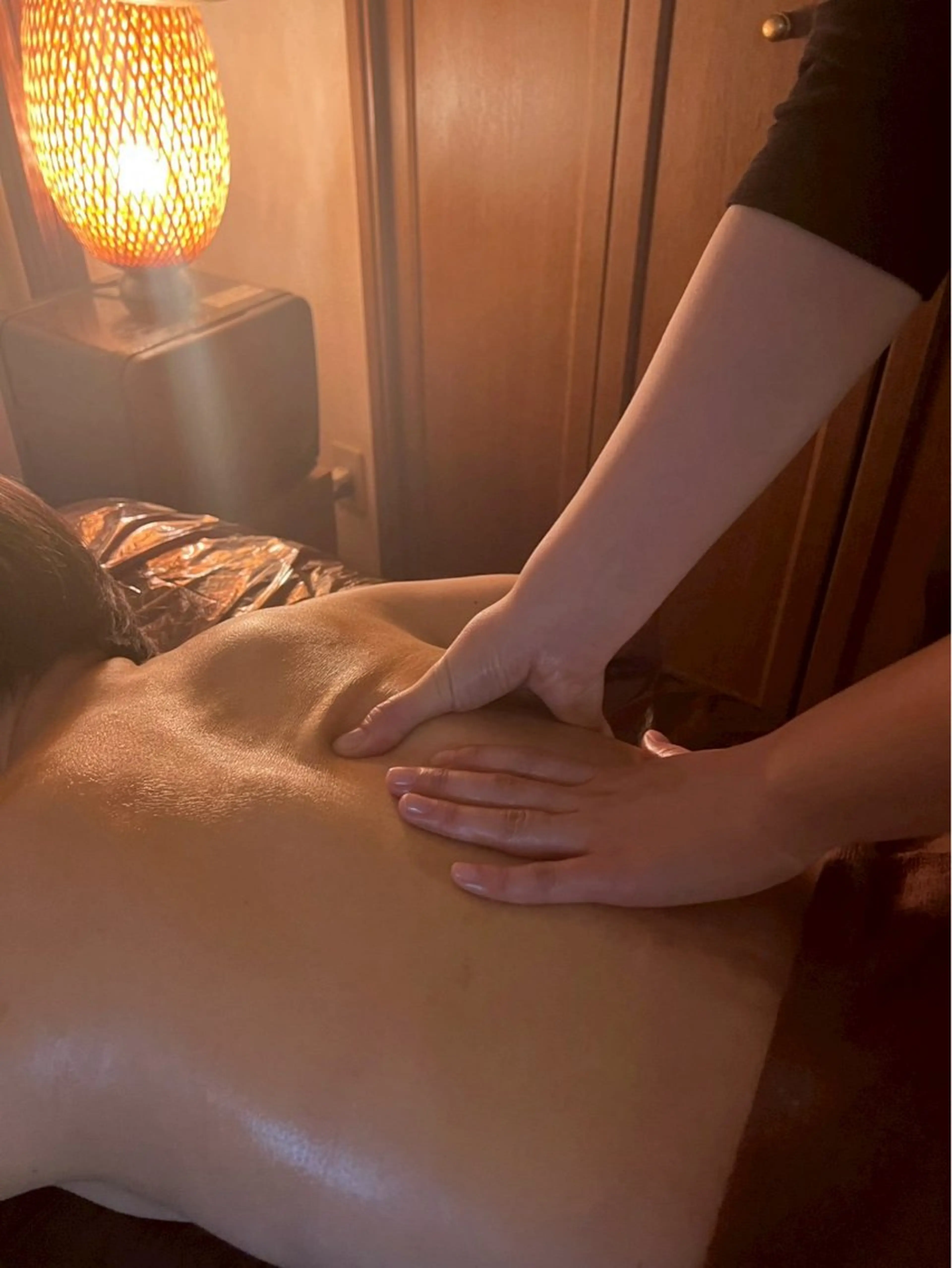 【腰痛・背中の張りに】呼吸のしづらさ・睡眠の質の低下・腰のしんどさ解消✨オイルトリートメント(30分)の写真