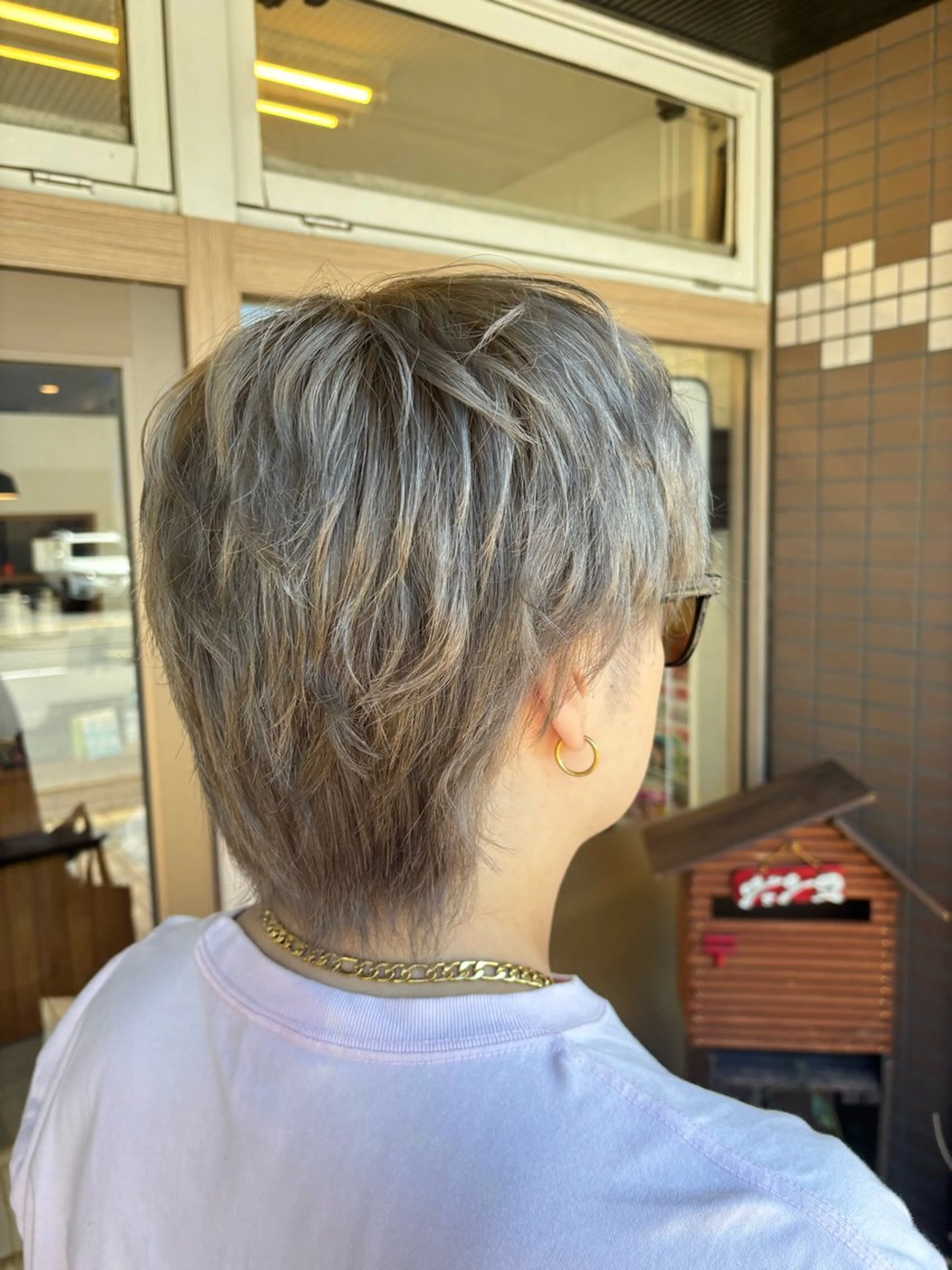 カラー メンズ 抜きっぱなしブロンド シルバー 八木橋 朋香のヘアスタイル