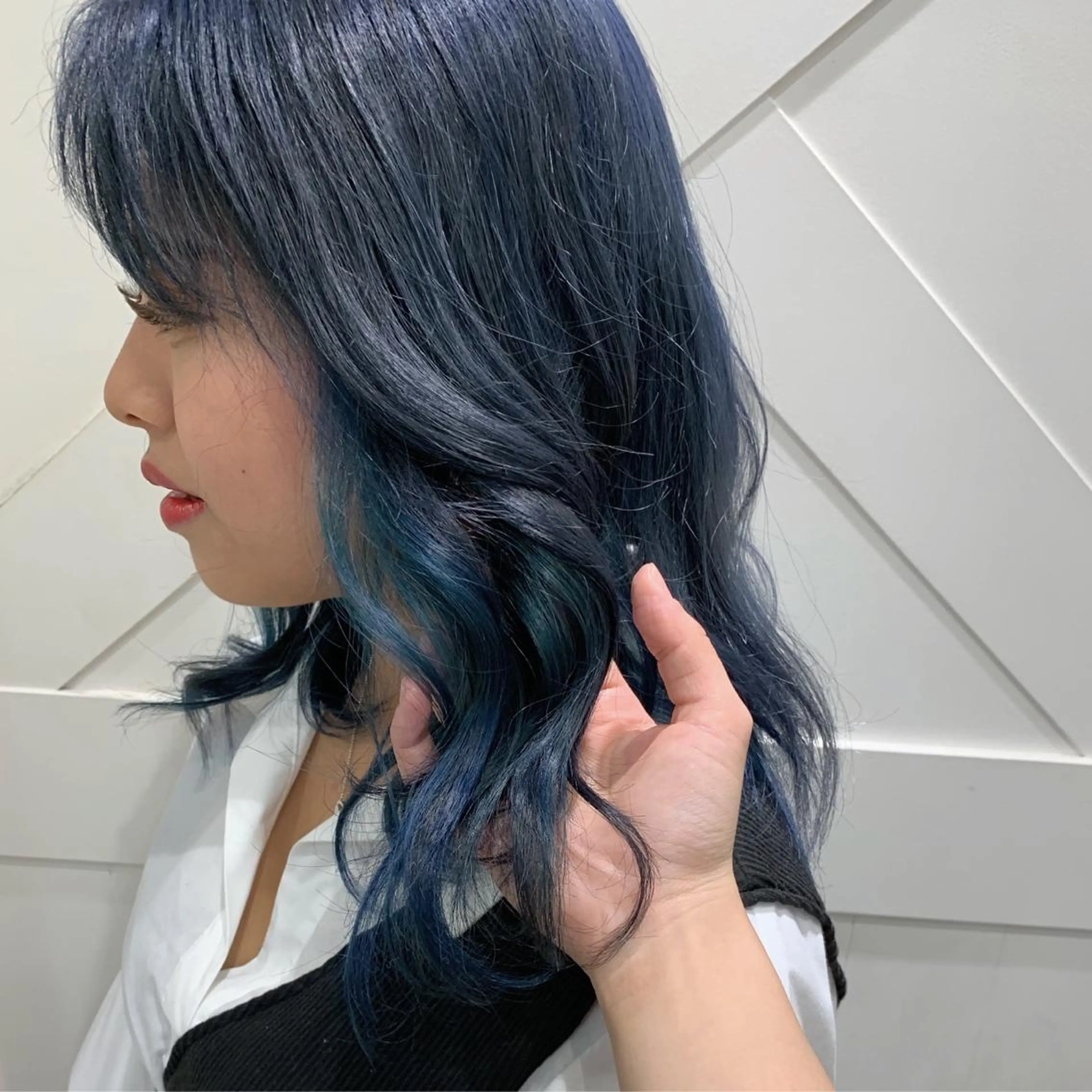 カラー アッシュ ベージュカラー ブリーチ ブルーカラー シルバー 秋守 百華のヘアスタイル