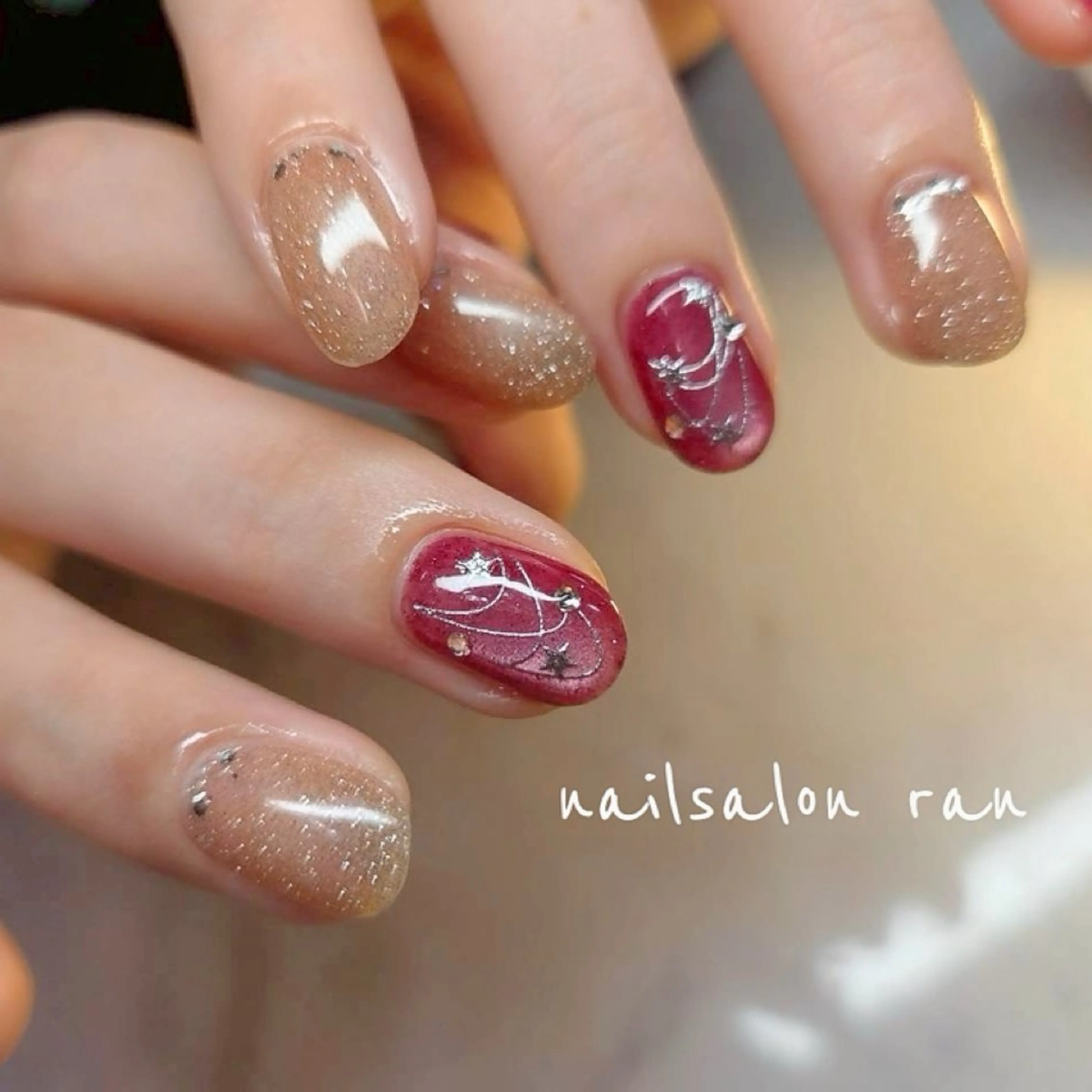 ネイル ボルドー フラッシュネイル ゴールド キラキラネイル ラメ(グリッター) nailsalon ranのネイルデザイン