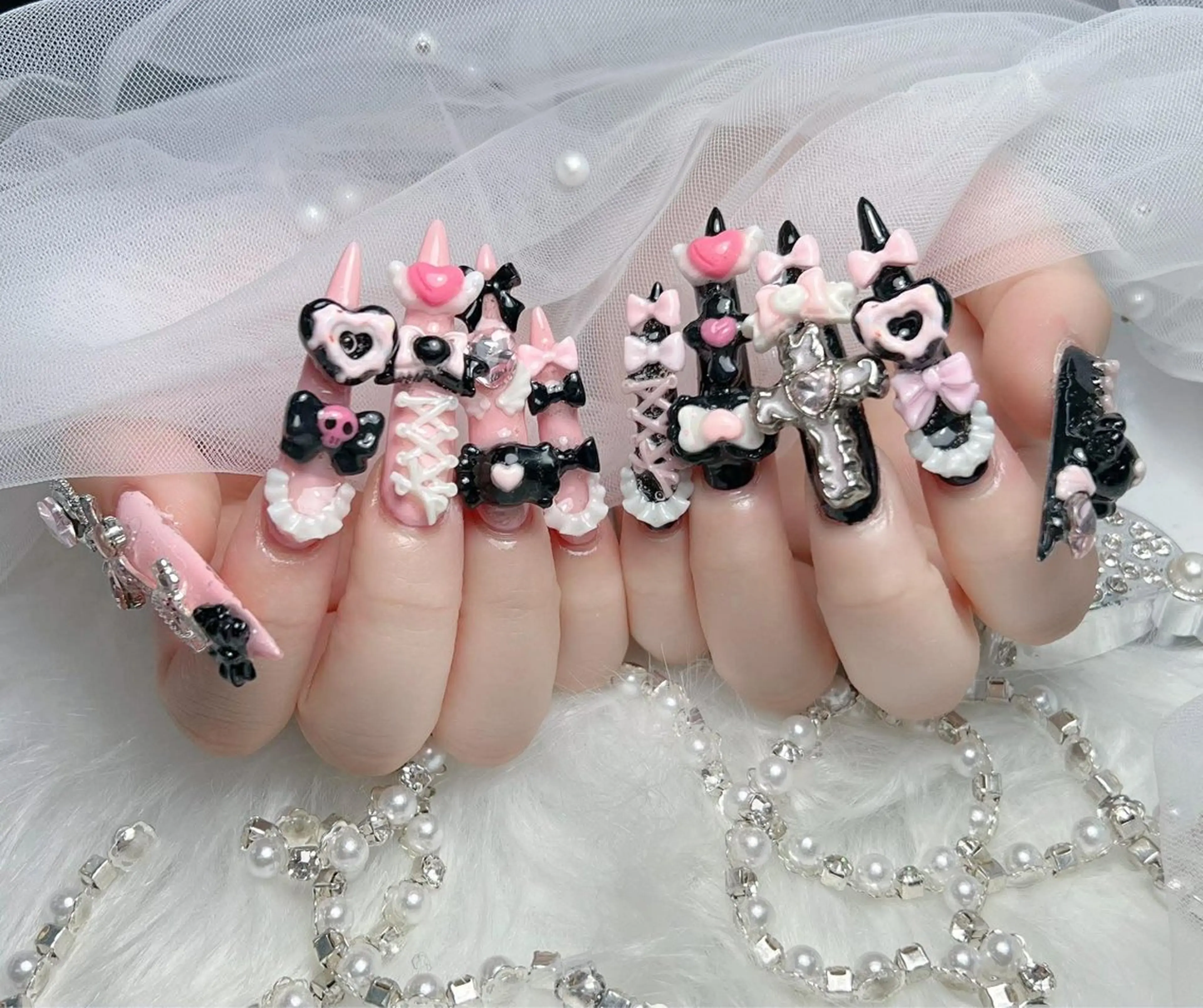 ネイル アートネイル 長さ出し ジェルネイル ガーリー キラキラネイル ハンドネイル ハンドケア Nova Nailのネイルデザイン