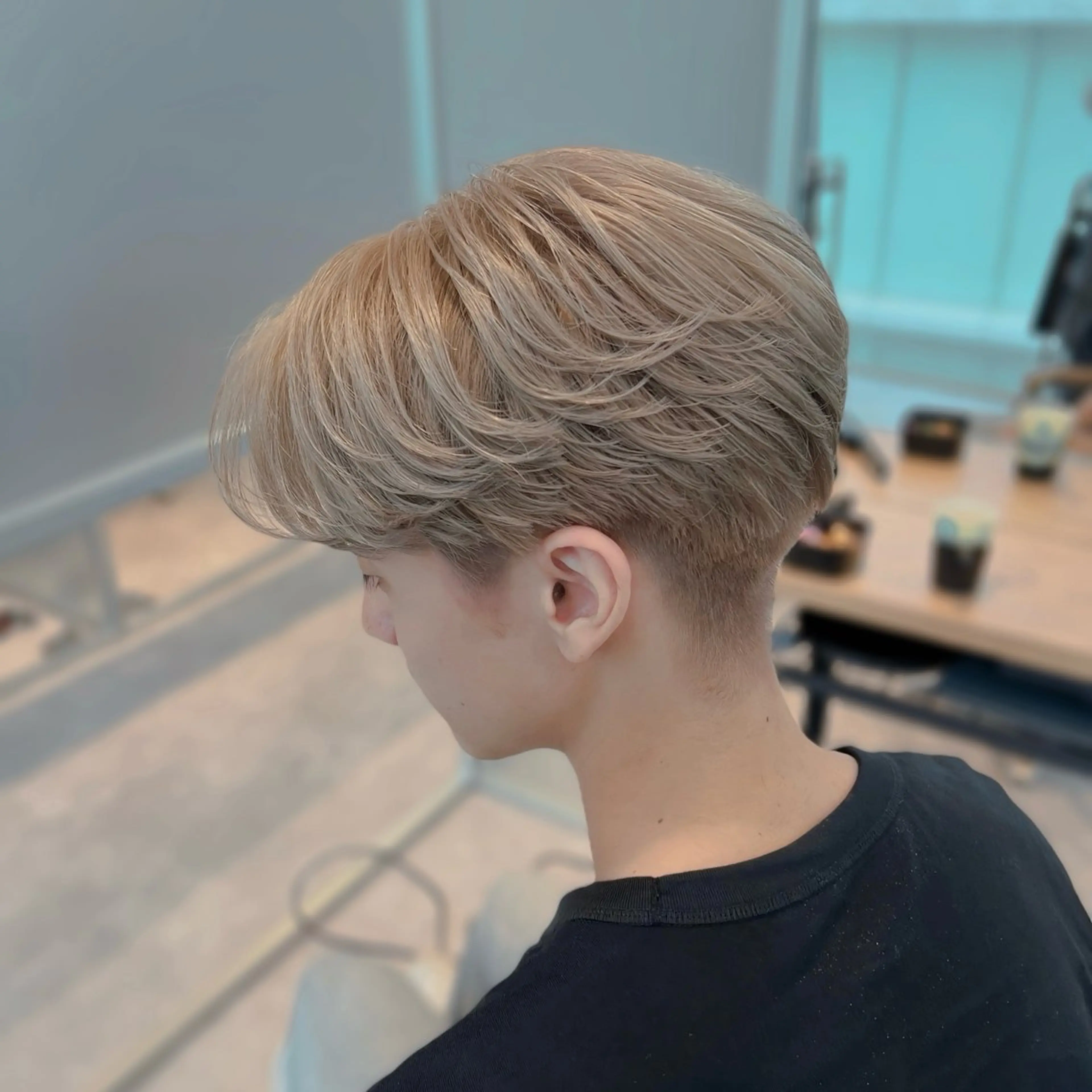 ミディアム メンズ メンズハイトーン フェザー/ゆるふわ パーマ/鐘ヶ江 航青のヘアスタイル