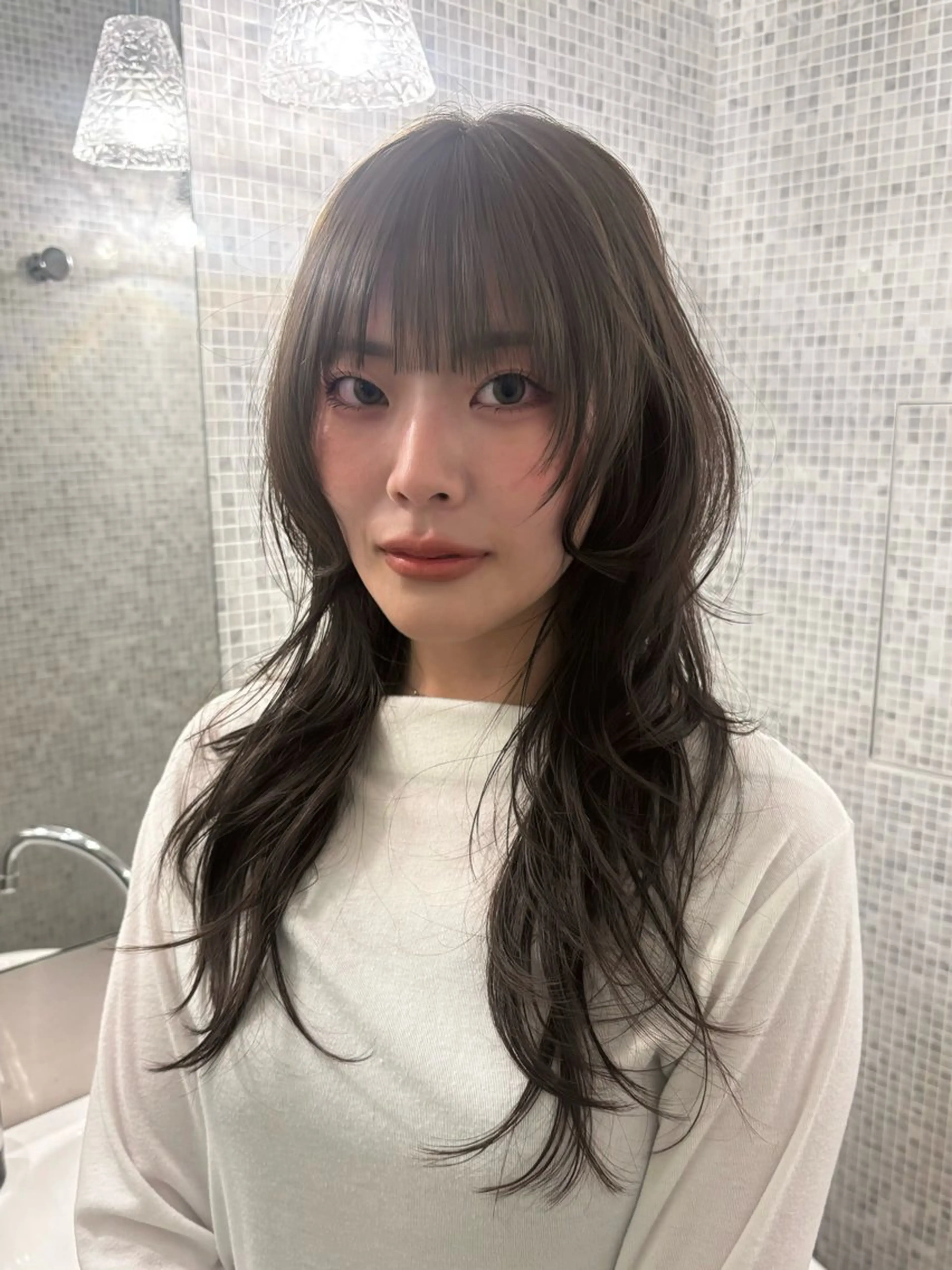 セミロング ハッシュカット 栄/レイヤーカット/ ベージュカラー/モモのヘアスタイル
