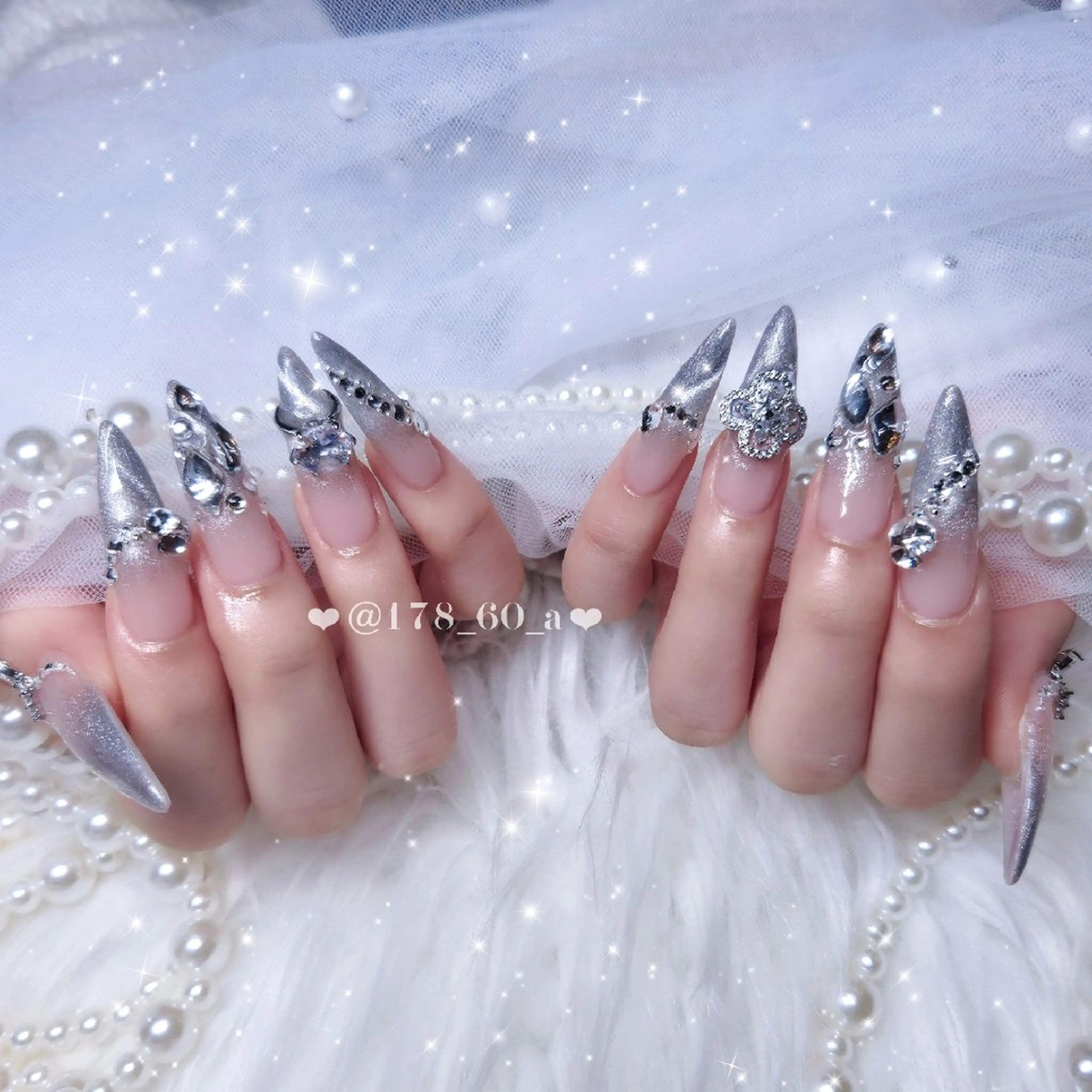 ネイル グラデーション ロングネイル マグネットネイル スカルプネイル シルバー ハンドネイル HAPPINAS🎀  れん🖤痛ネイルのネイルデザイン