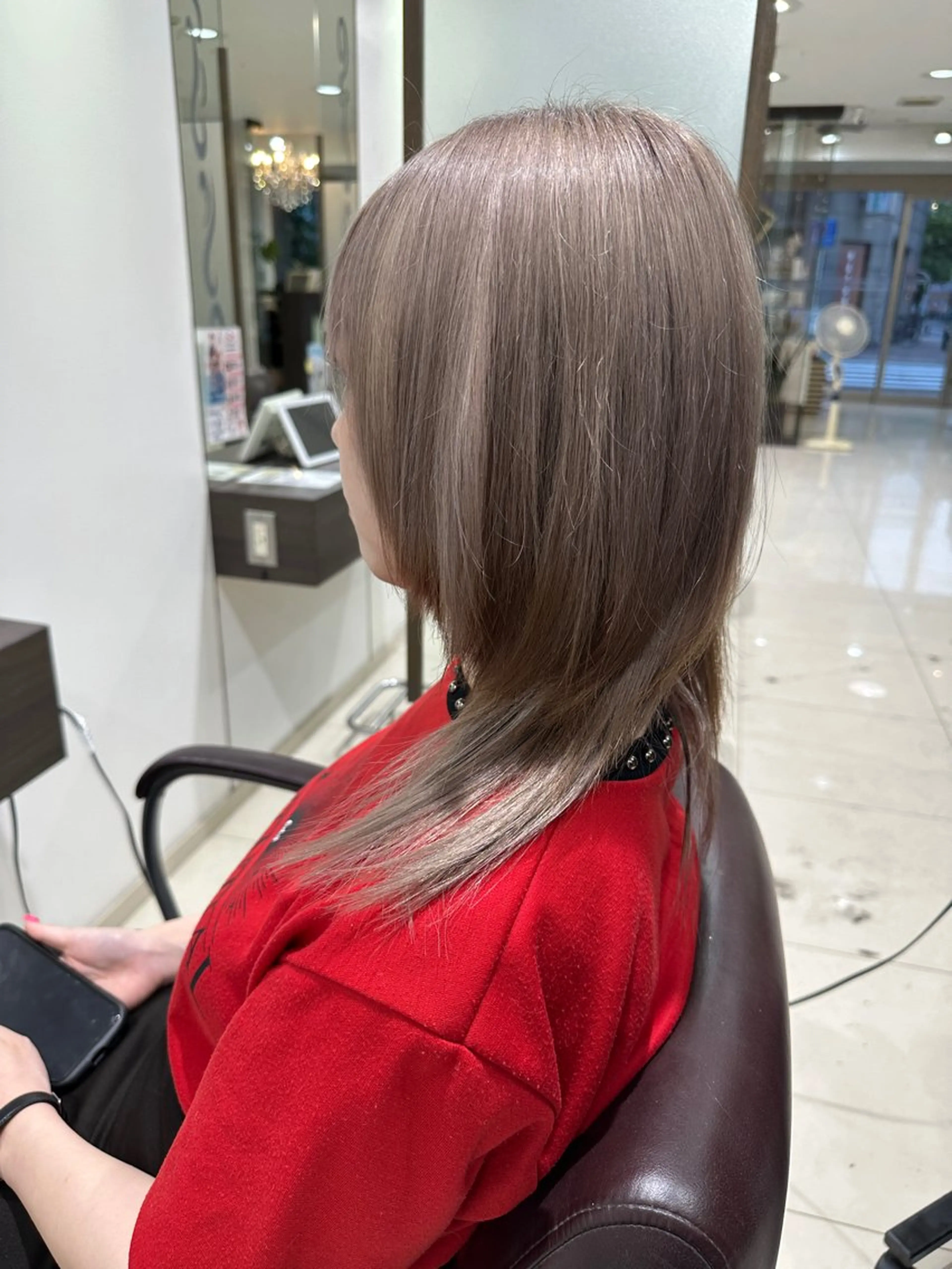 ミディアム レイヤー 艶々カラーのヘアスタイル
