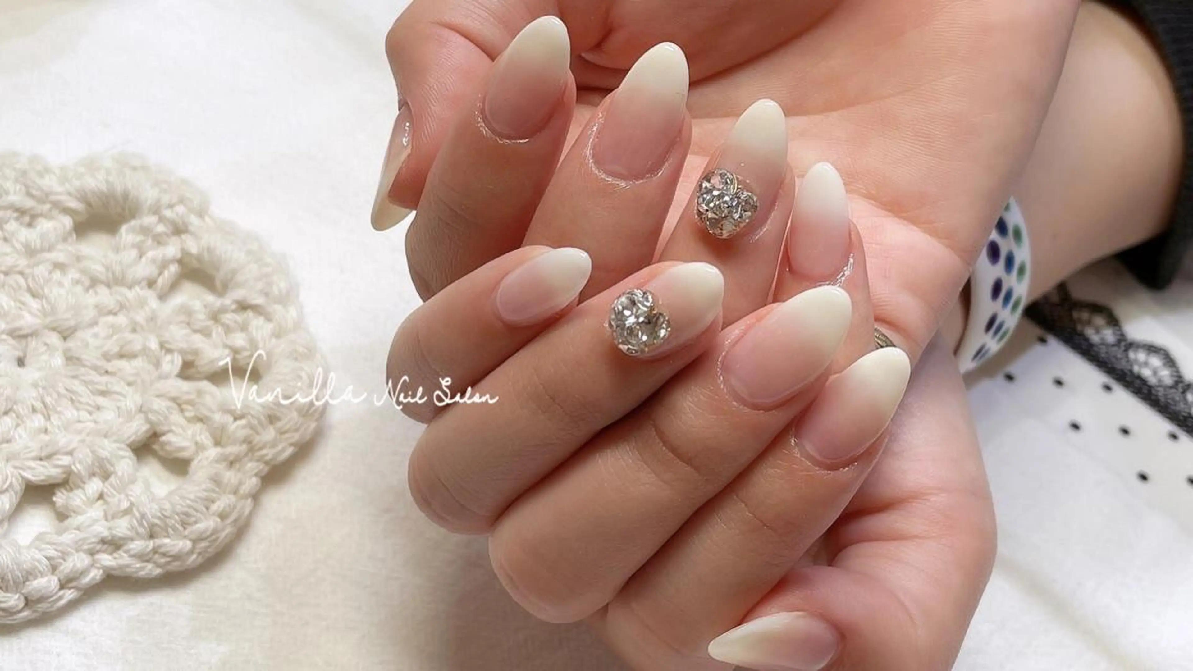 ネイル グラデーション ストーンネイル Vanilla nail salonのネイルデザイン