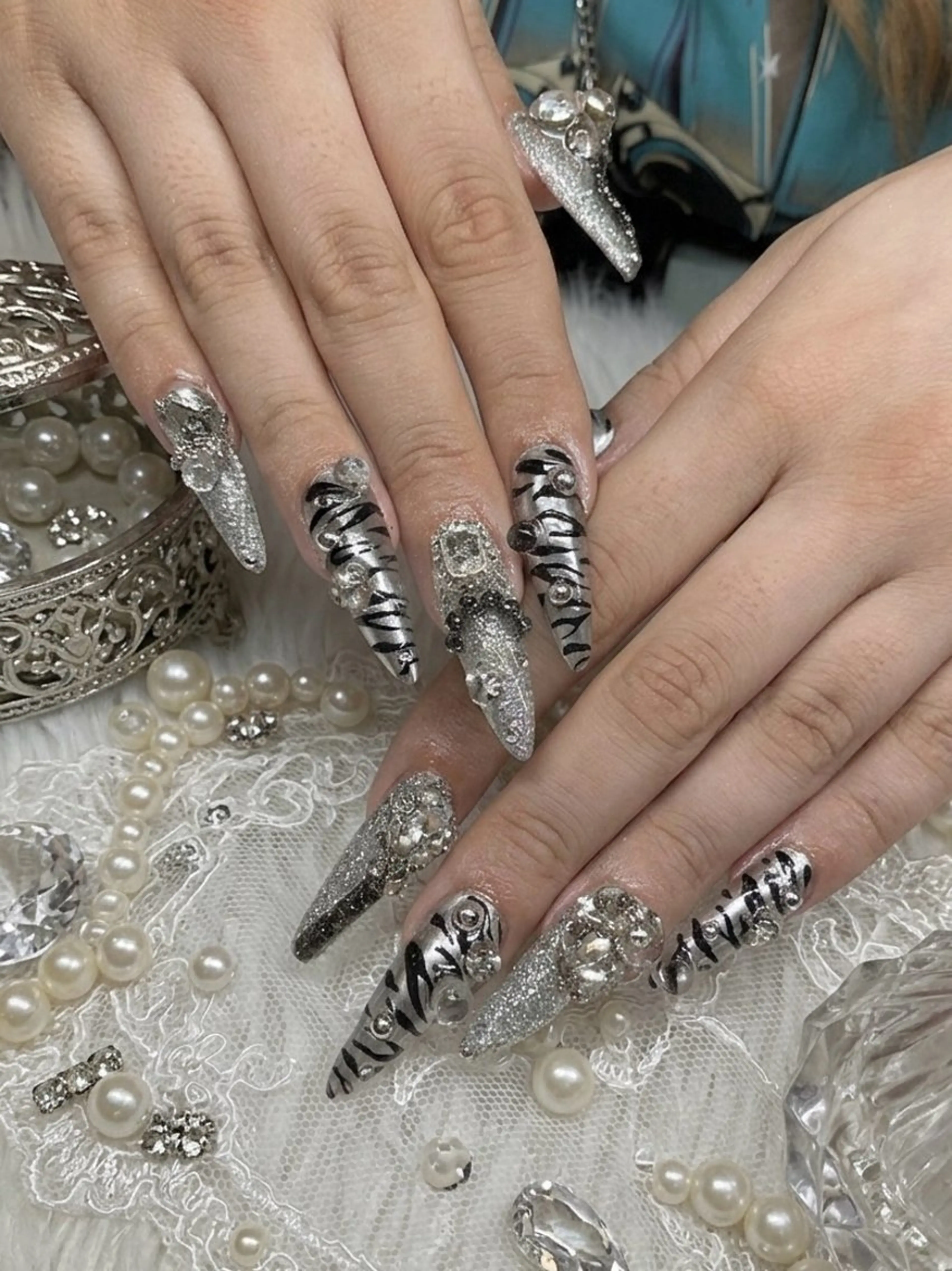 ネイル アニマル柄 アートネイル キラキラネイル シルバー ストーンネイル ハンドネイル TUNEHA堂 (チュネハドウ)のネイルデザイン