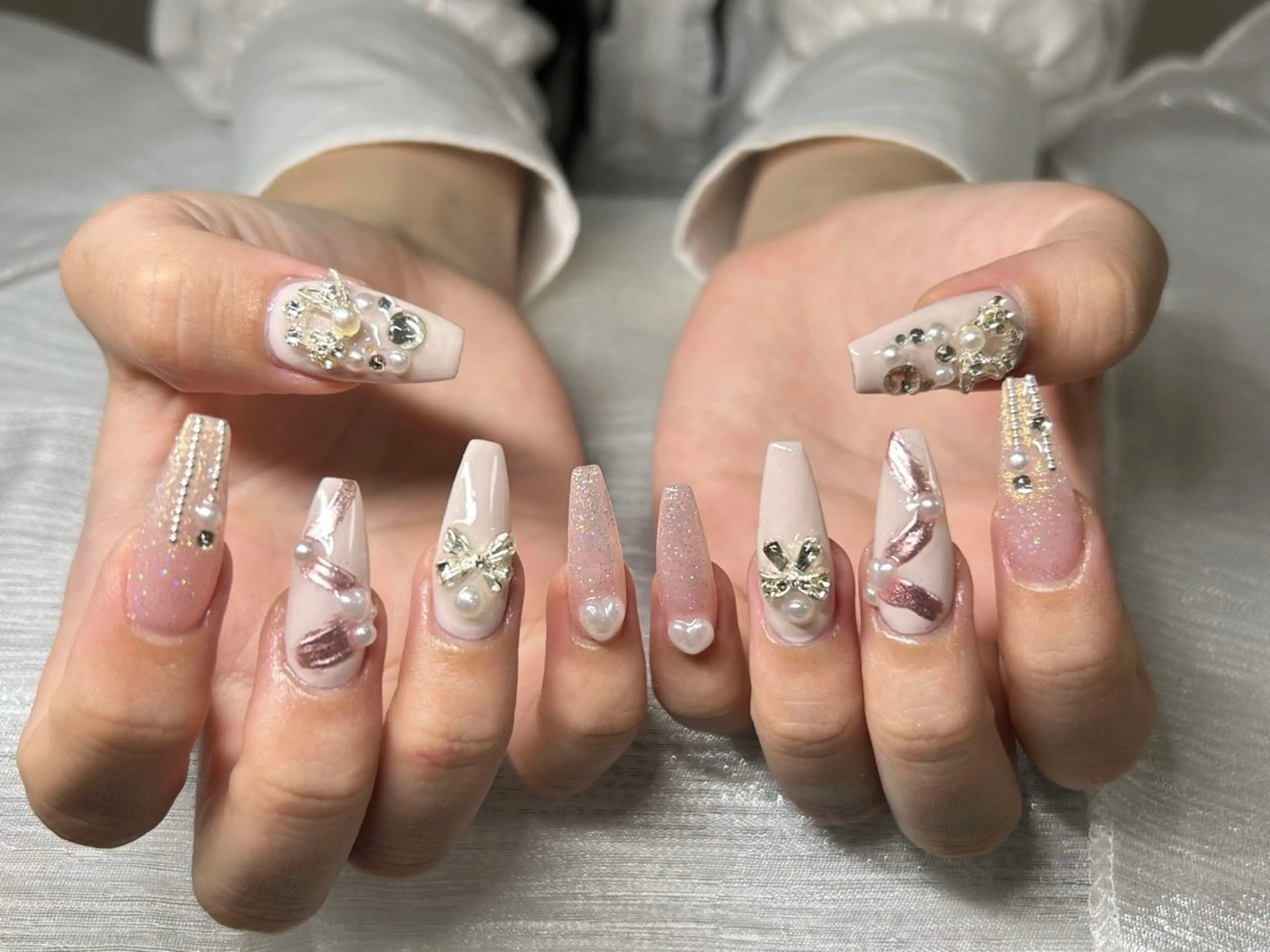 ネイル マグネットネイル ピンク ネイルチップ 冬ネイル クリスマス ハンドネイル Lee Nailsのネイルデザイン