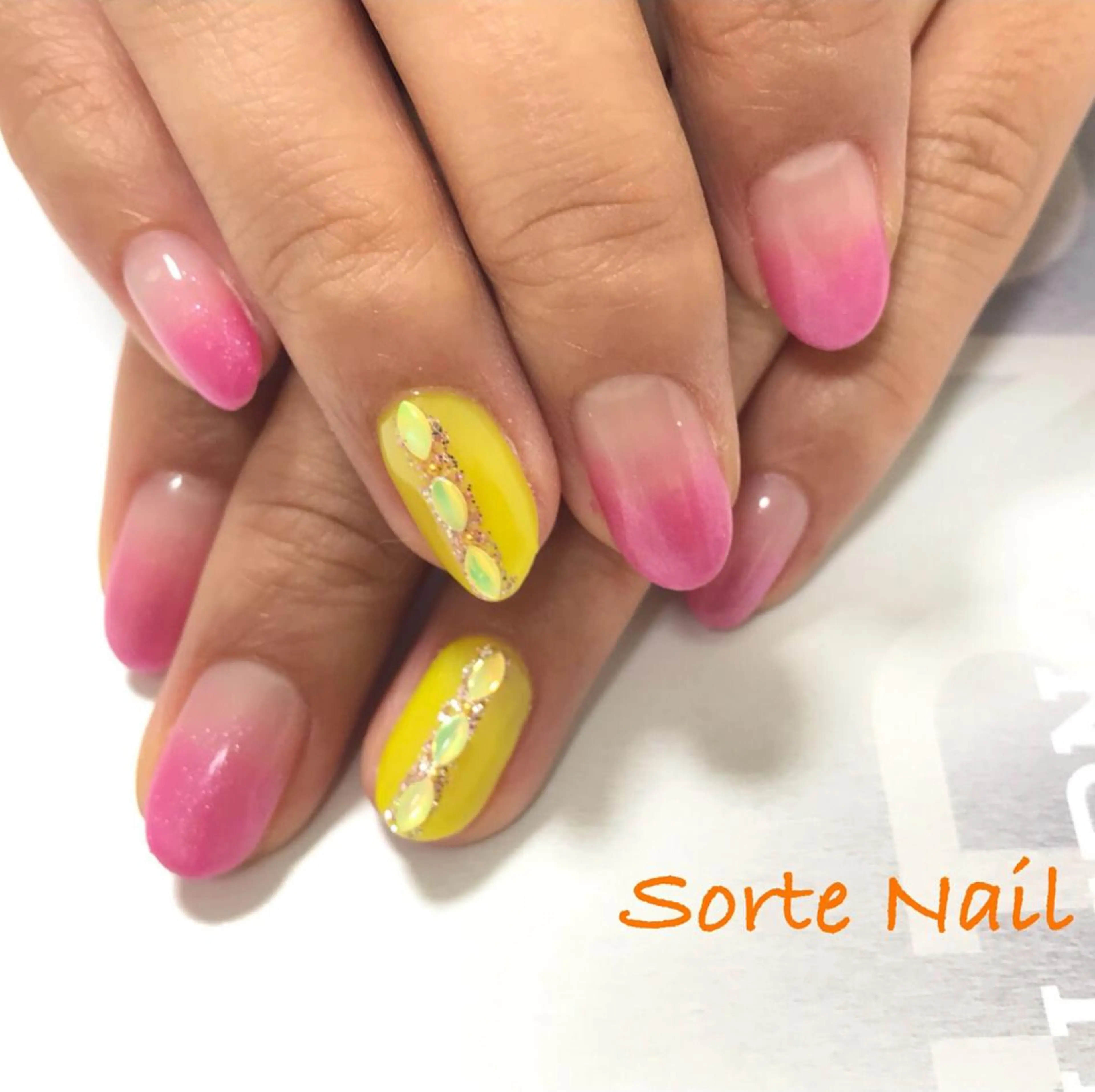 ネイル ラメ(グリッター) ピンク Kanal Kanaのエステ・リラクイメージ