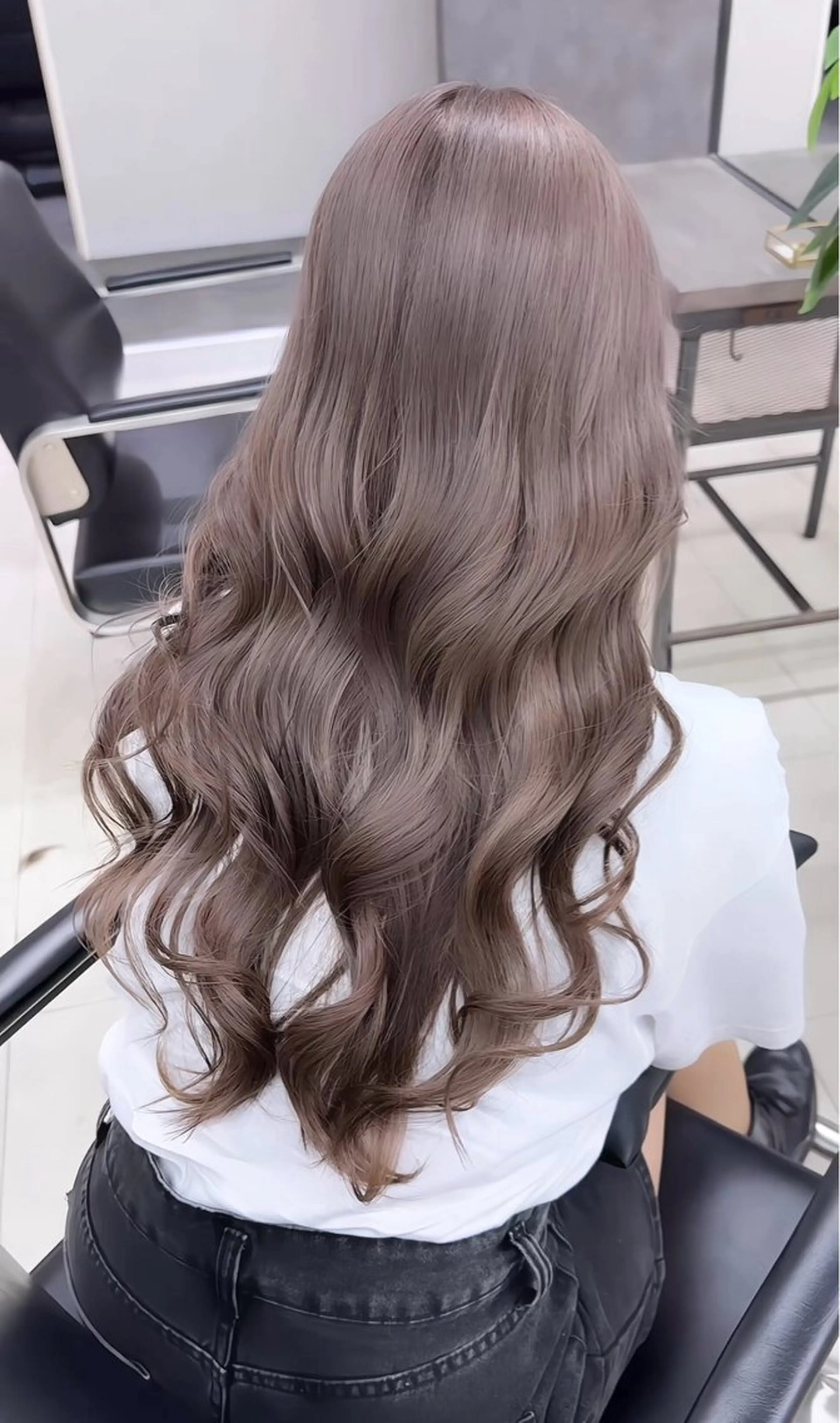 ロング カラー グレージュ ミルクティーグレージュ カット ヘアカラー トリートメント Kvell&Co.所属・心斎橋/✨ハイトーン ✨/isseiのヘアスタイル