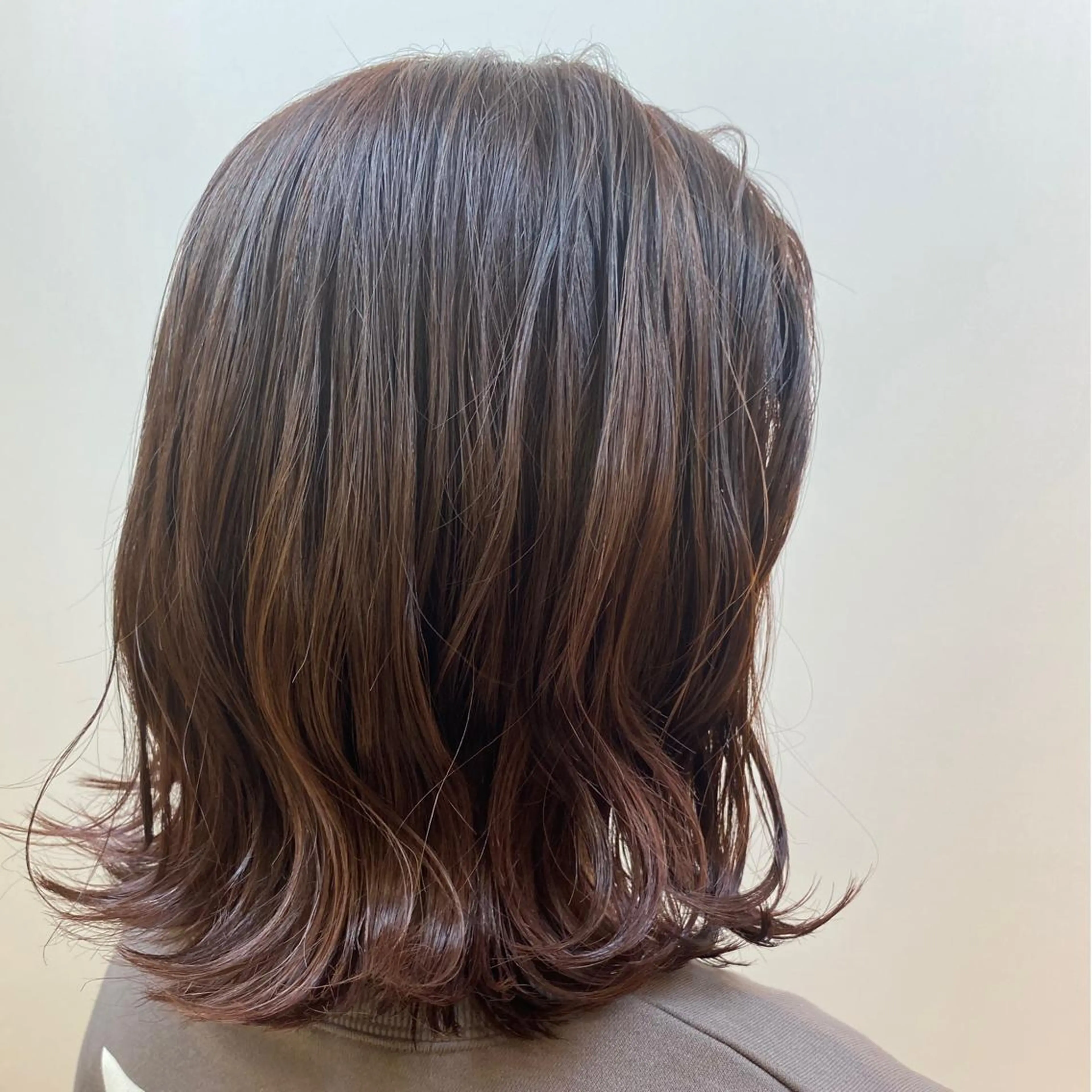 ミディアム カラー ブラウンカラー イルミナカラー ピンクカラー ピンクブラウン 小顔レイヤー/ ベージュ🤍Rieのヘアスタイル