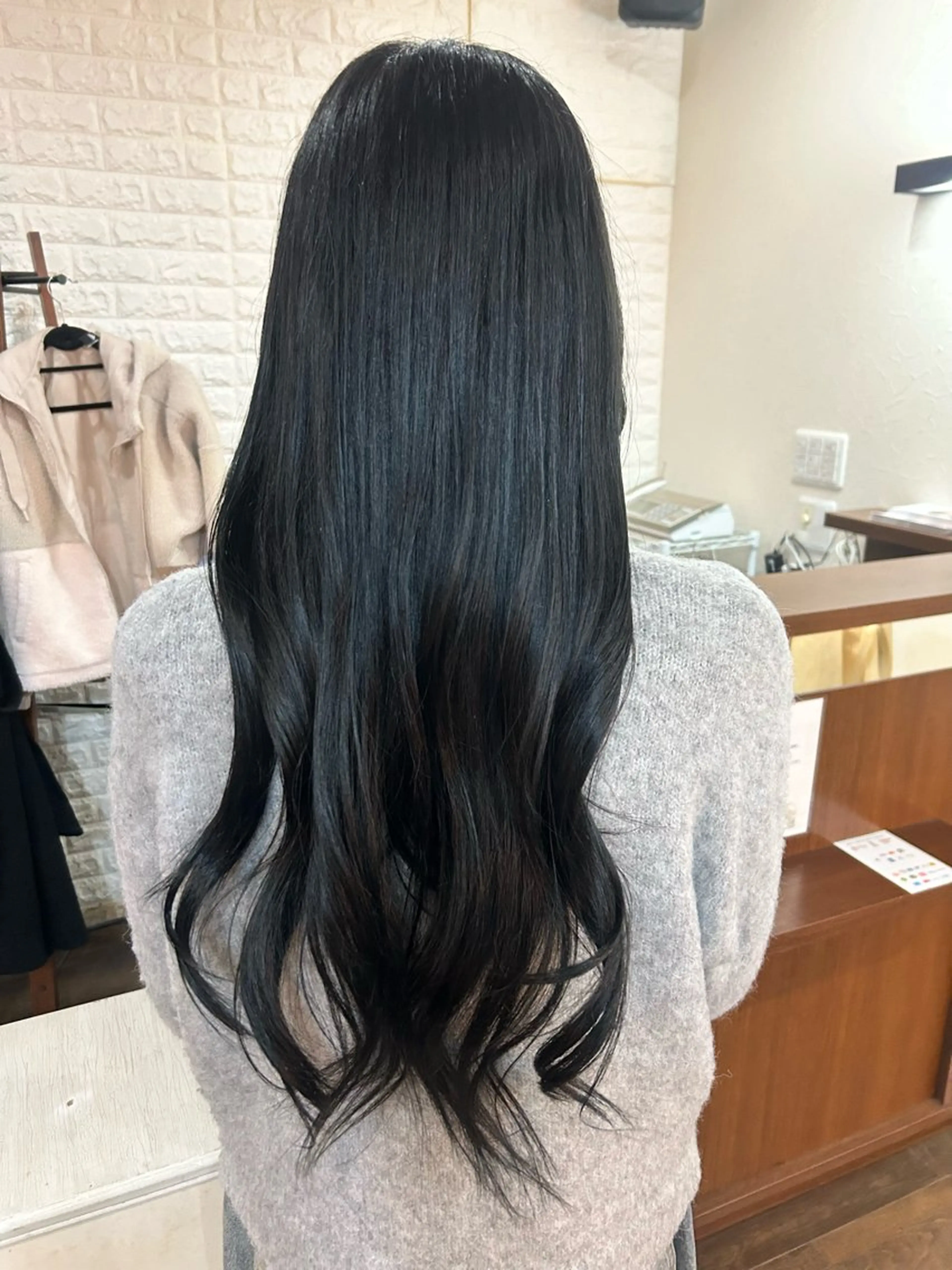 ロング トモタニ ミオのヘアスタイル
