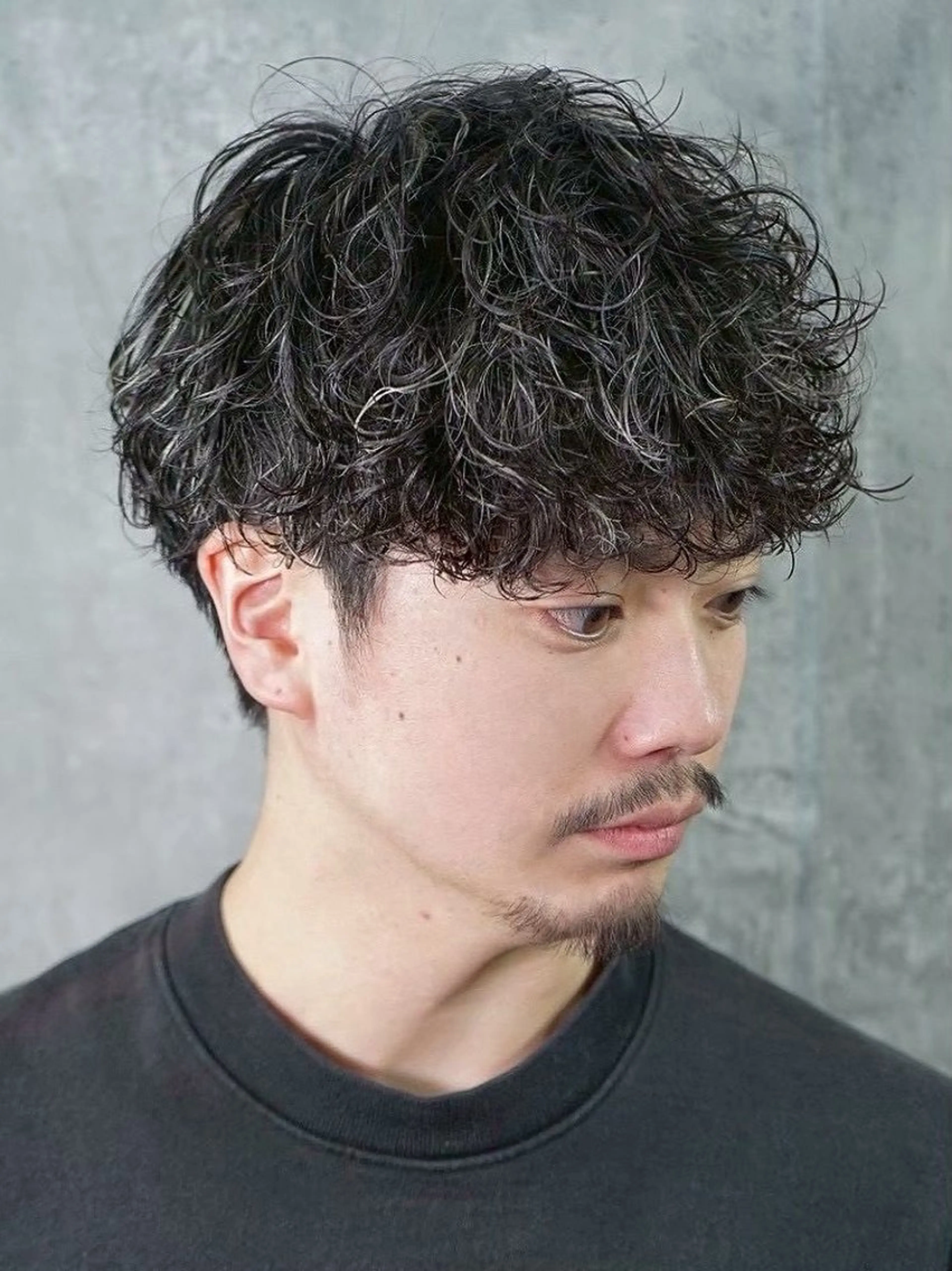 ショート パーマ メンズ 三枝 寛太のヘアスタイル