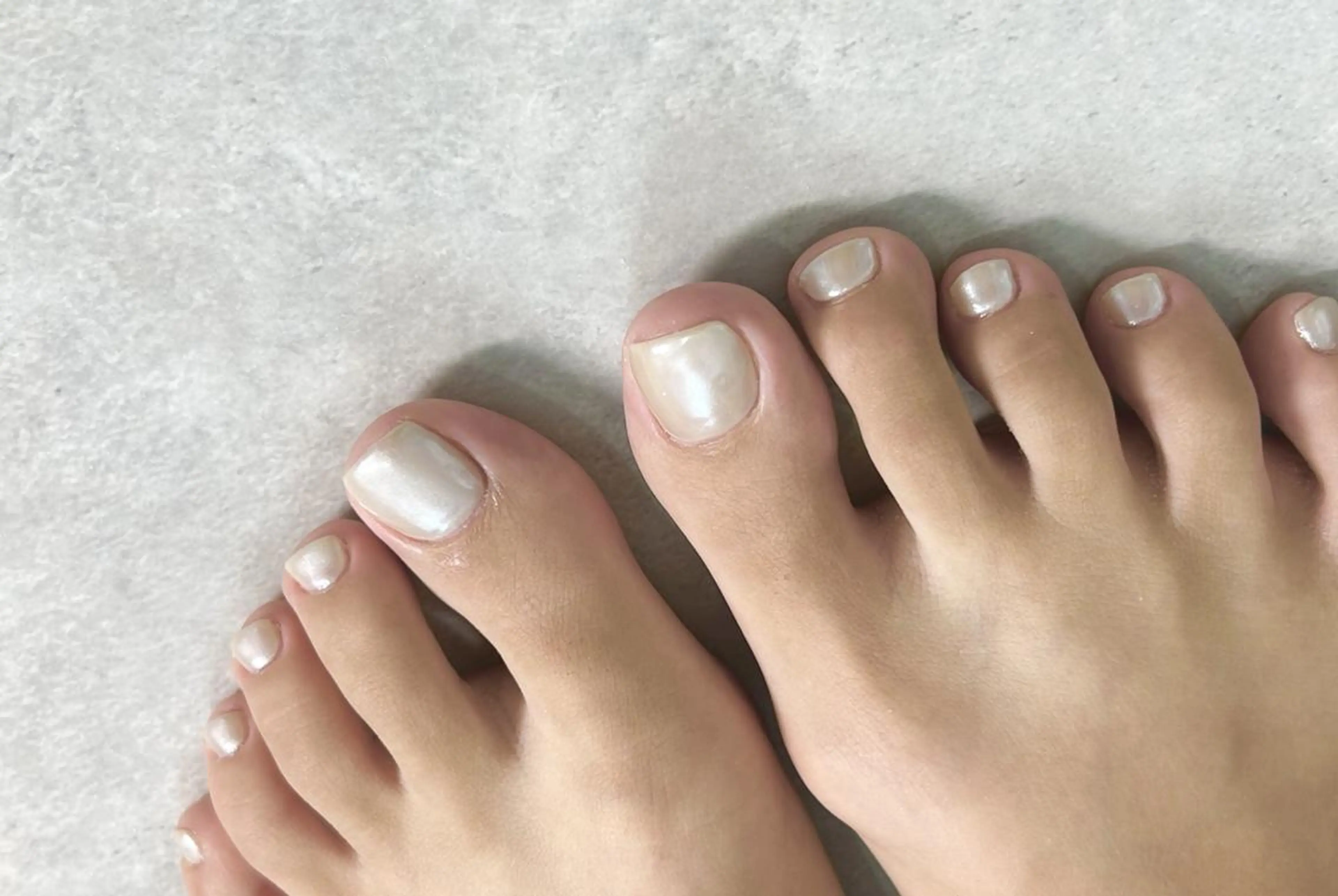 ネイル フットネイル ホワイト Ray. ちゅるん系ニュアンスのエステ・リラクイメージ