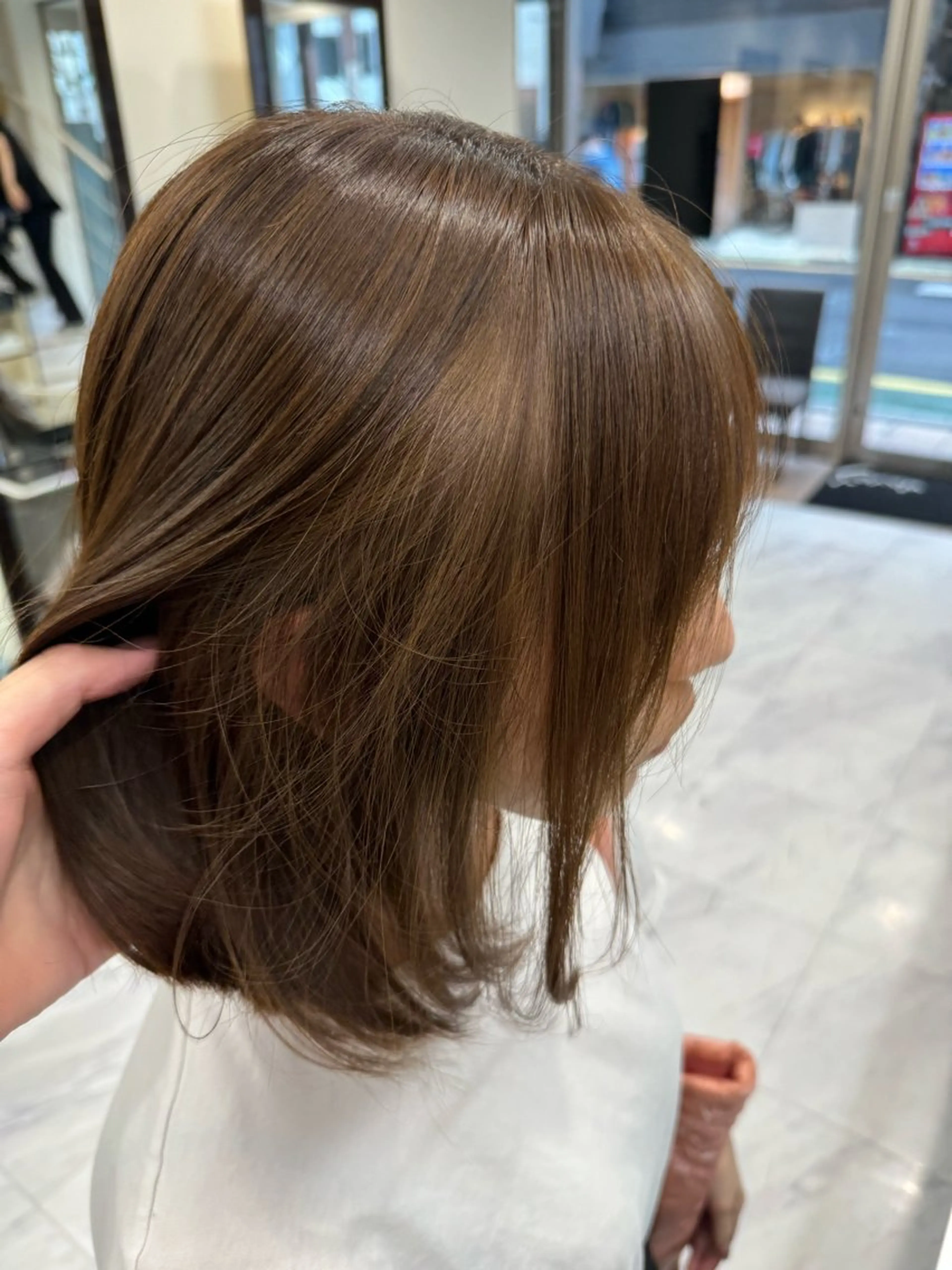 ミディアム カラー ヘアアレンジ 切りっぱなしボブ ブリーチ ブラウンカラー 透明感カラー デザインカラー Zina 大宮所属・目黒 碧人のヘアスタイル