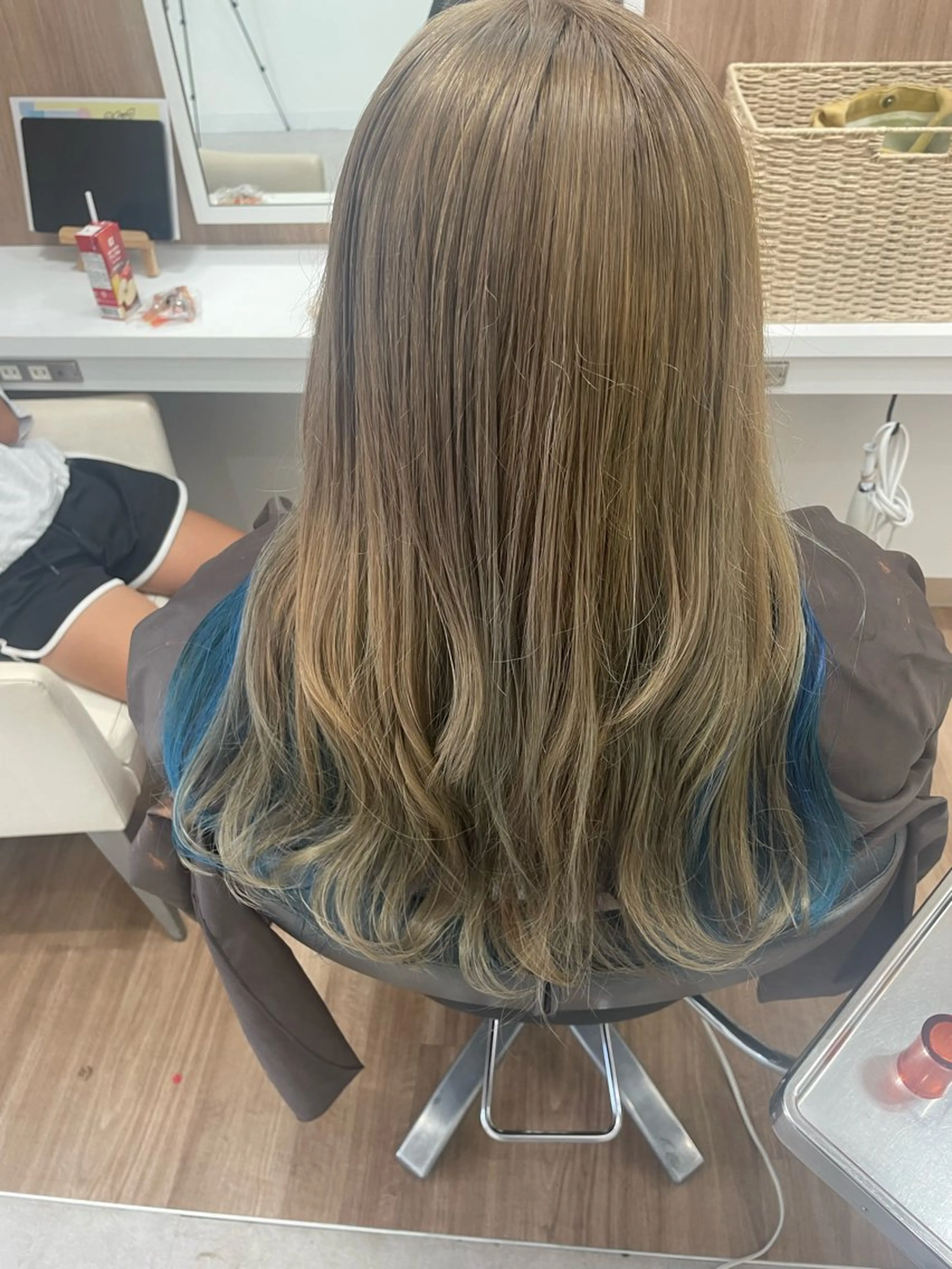 ロング カラー ブリーチ ブルーカラー シルバー 葭葉 久美子のヘアスタイル