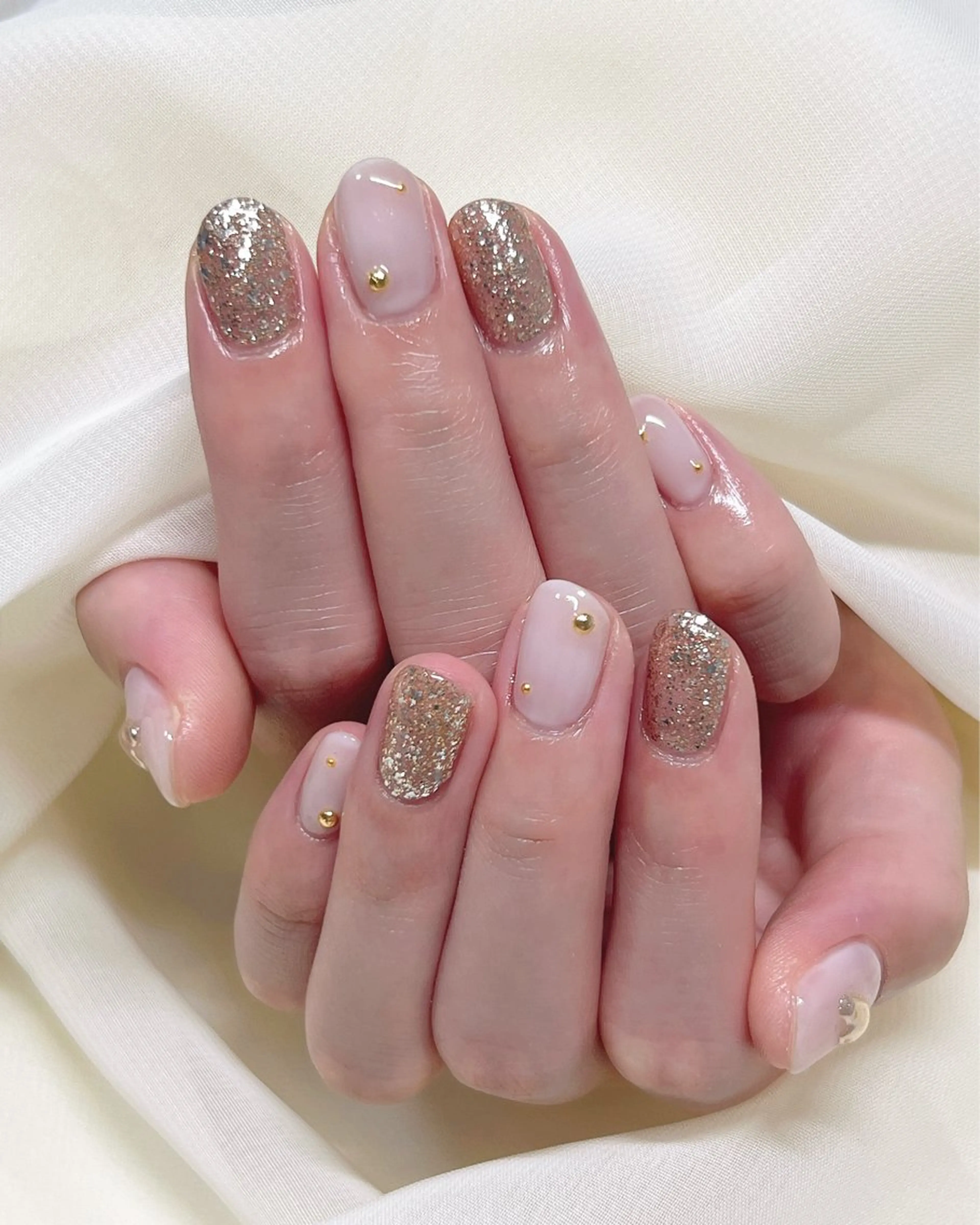 ネイル アートネイル ゴールド キラキラネイル ミラーネイル ワンカラーネイル nail salon MUAのネイルデザイン