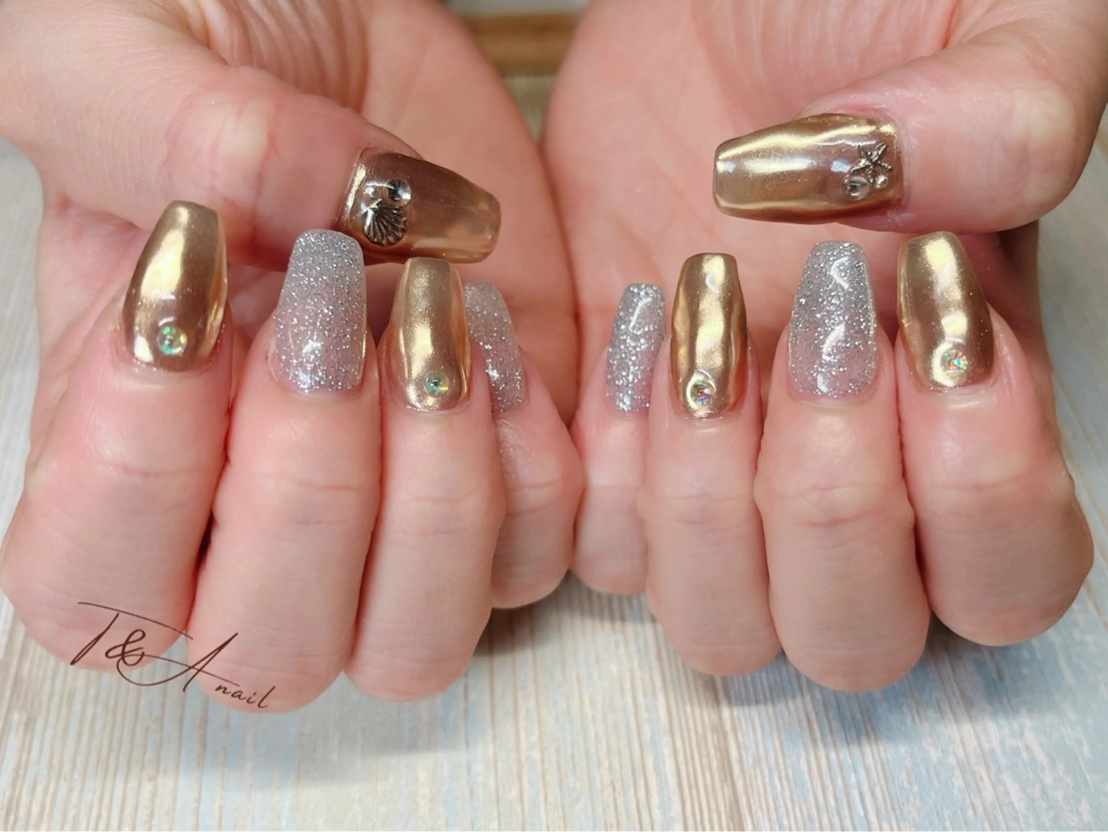ネイル 長さ出し ジェルネイル ゴールド キラキラネイル ワンカラーネイル T&A nailのネイルデザイン