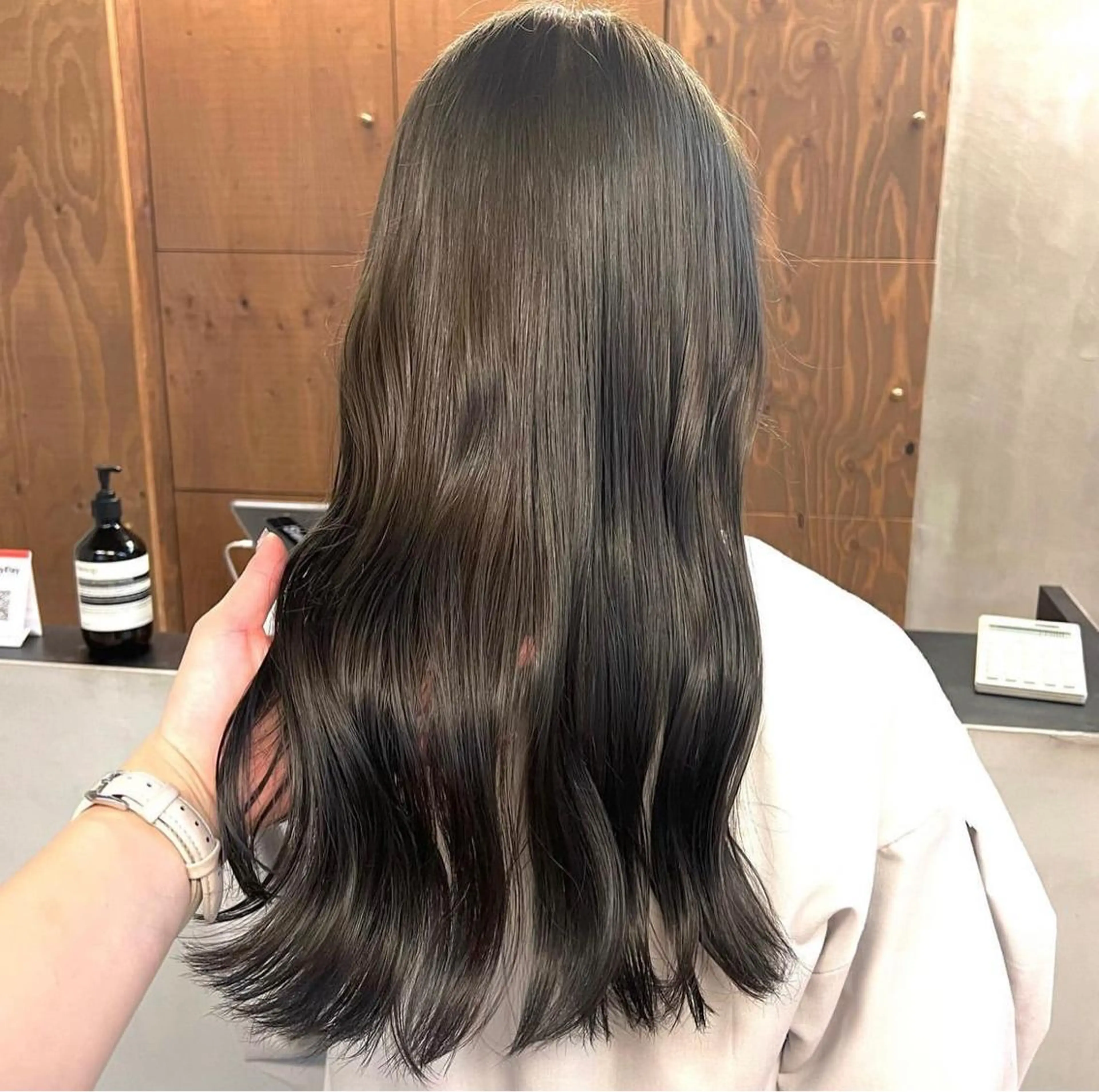 セミロング カラー パーマ ヘアアレンジ メンズ キッズ ネイル マツエク・マツパ アイブロウ 赤色 カット ヘアカラー トリートメント 前川 朋香のヘアスタイル
