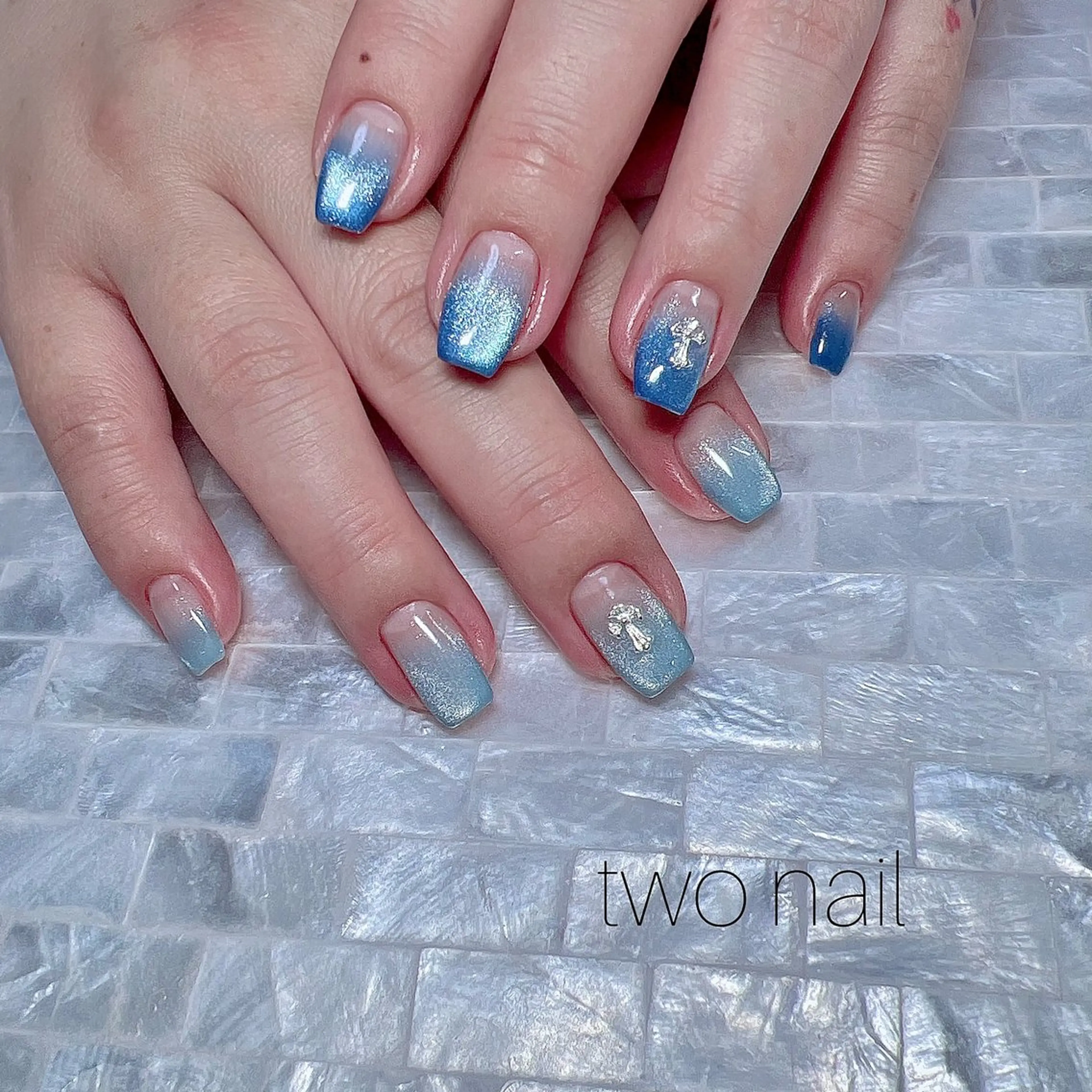 ネイル キラキラネイル マグネットネイル ネイルチップ ホワイト ハンドネイル two nailのネイルデザイン