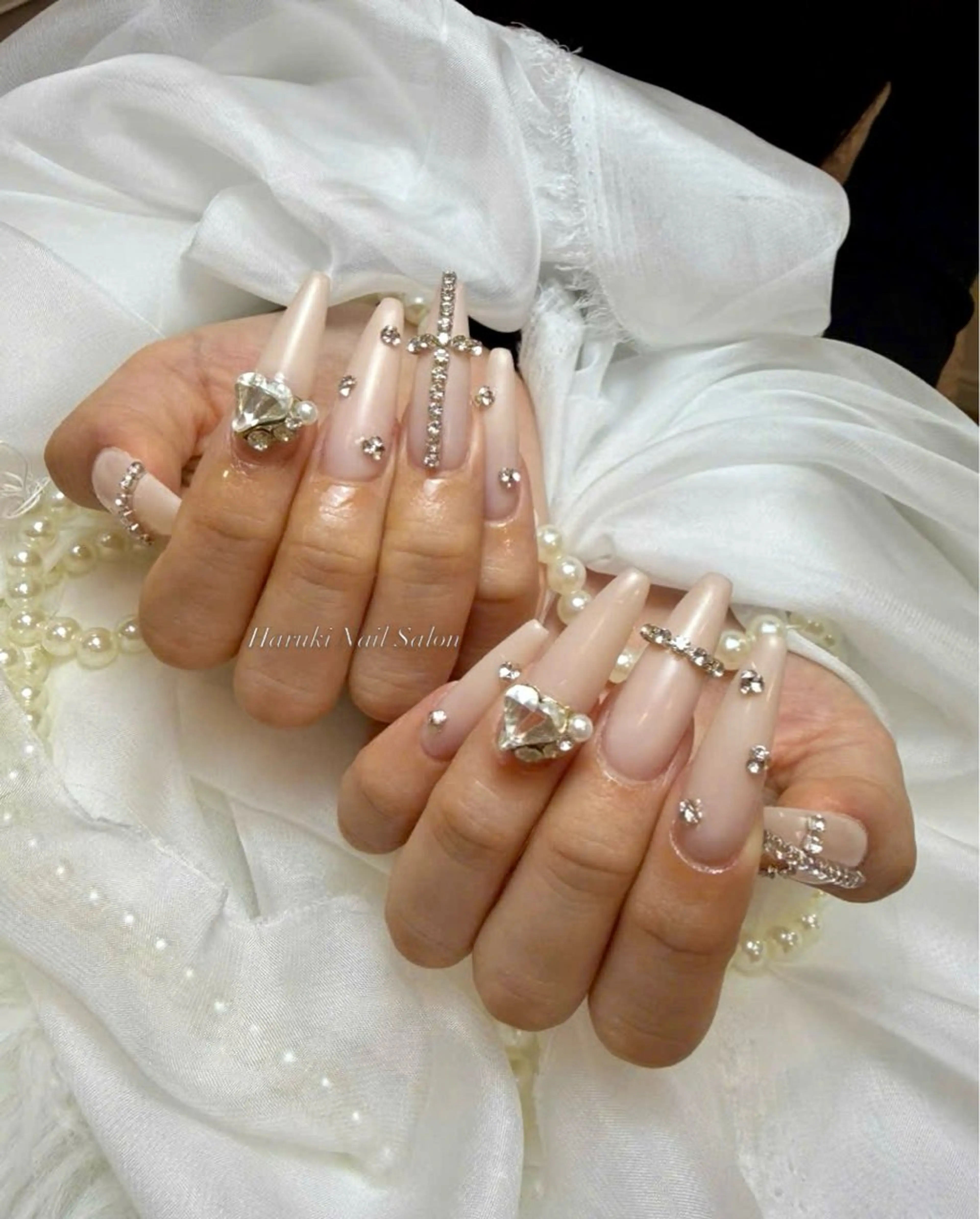ネイル キラキラネイル 韓国ネイル ロングネイル リボン ストーンネイル ハンドネイル Haruki Nail Salonのネイルデザイン