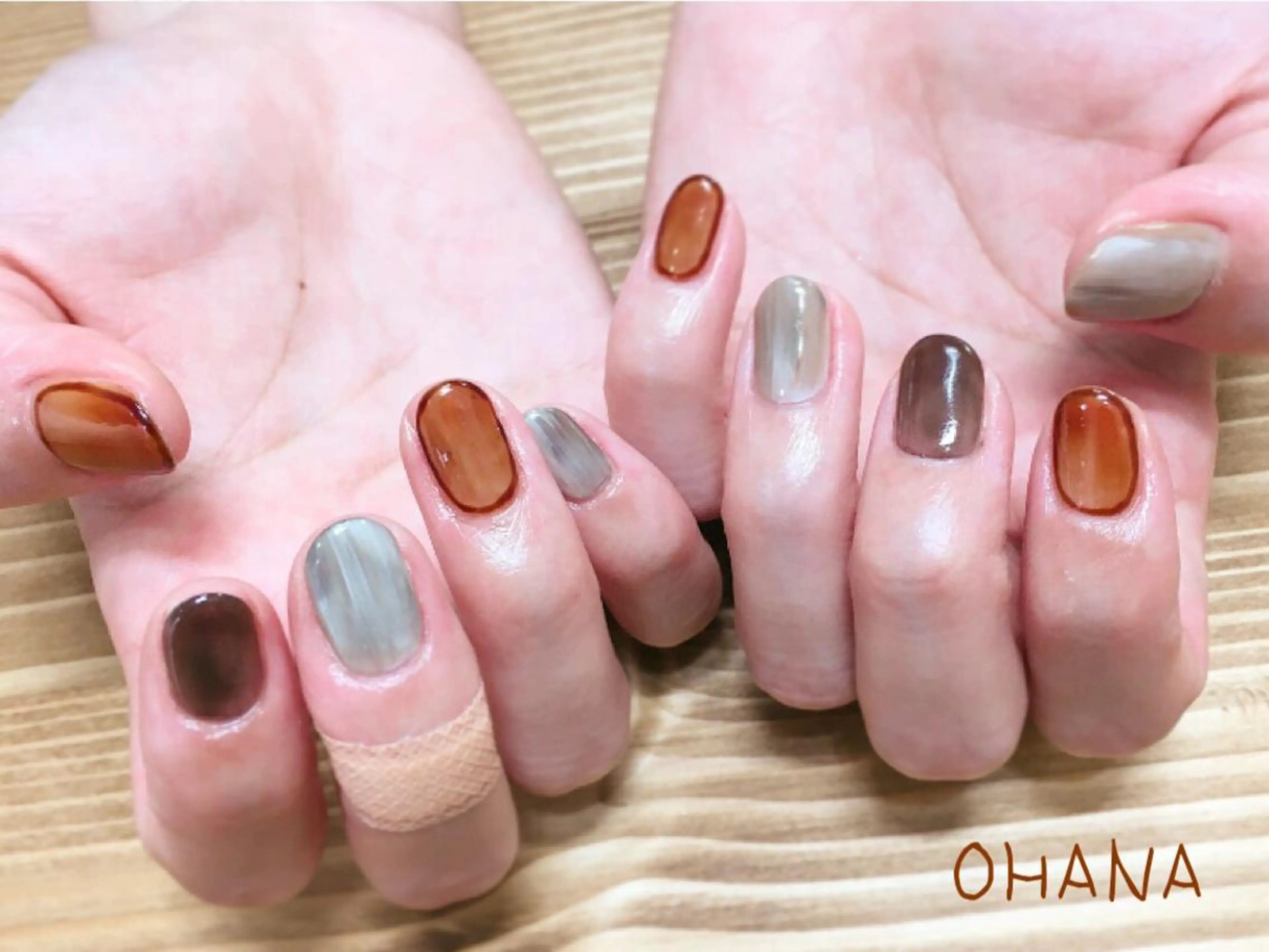ネイル べっ甲ネイル ブラウン フットネイル ラメ(グリッター) ラメグラデーション nailroom OHANA🌴のネイルデザイン