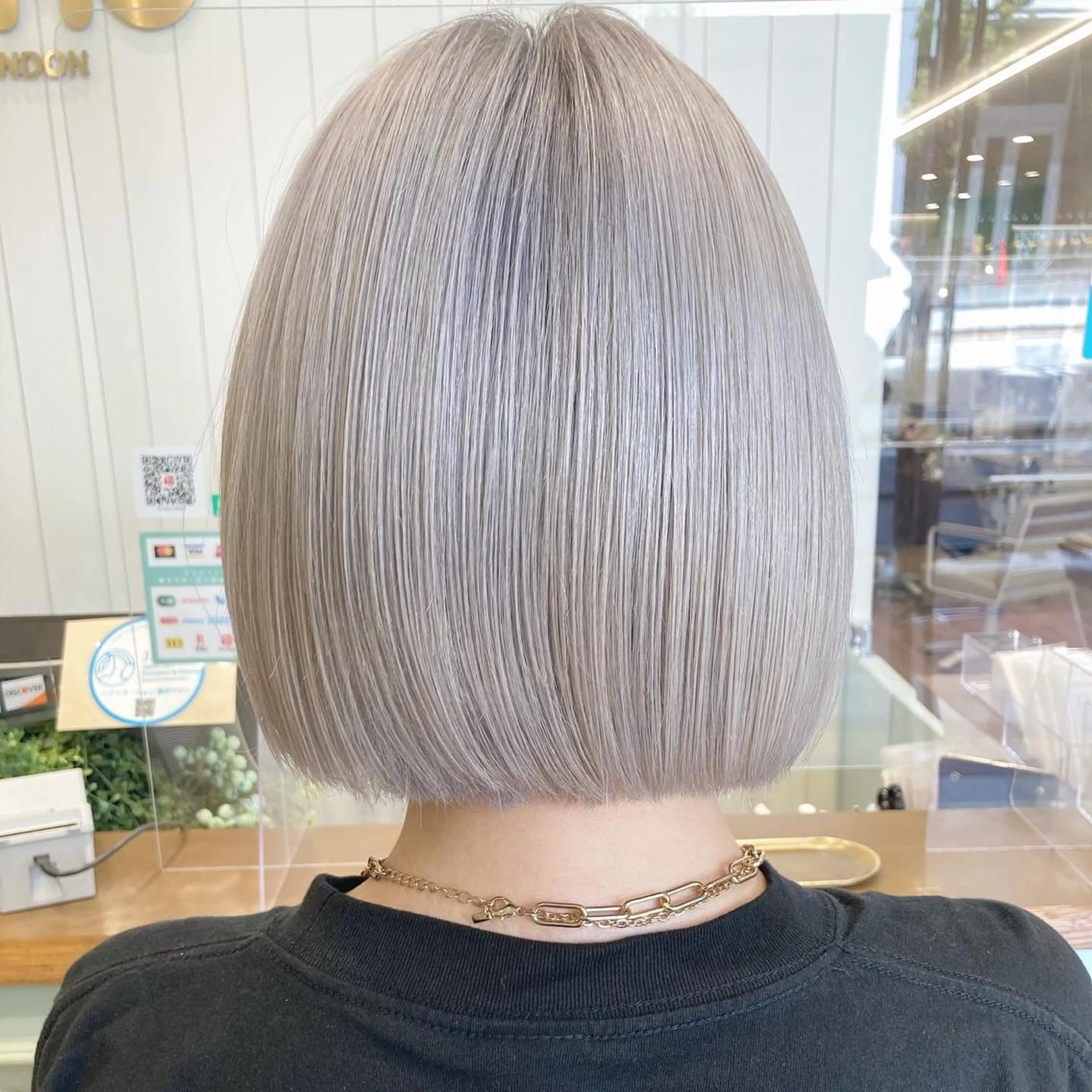 ミディアム カラー シルバー ホワイトシルバー ヘアカラー トリートメント ケアブリーチ 坪井佑樹のヘアスタイル