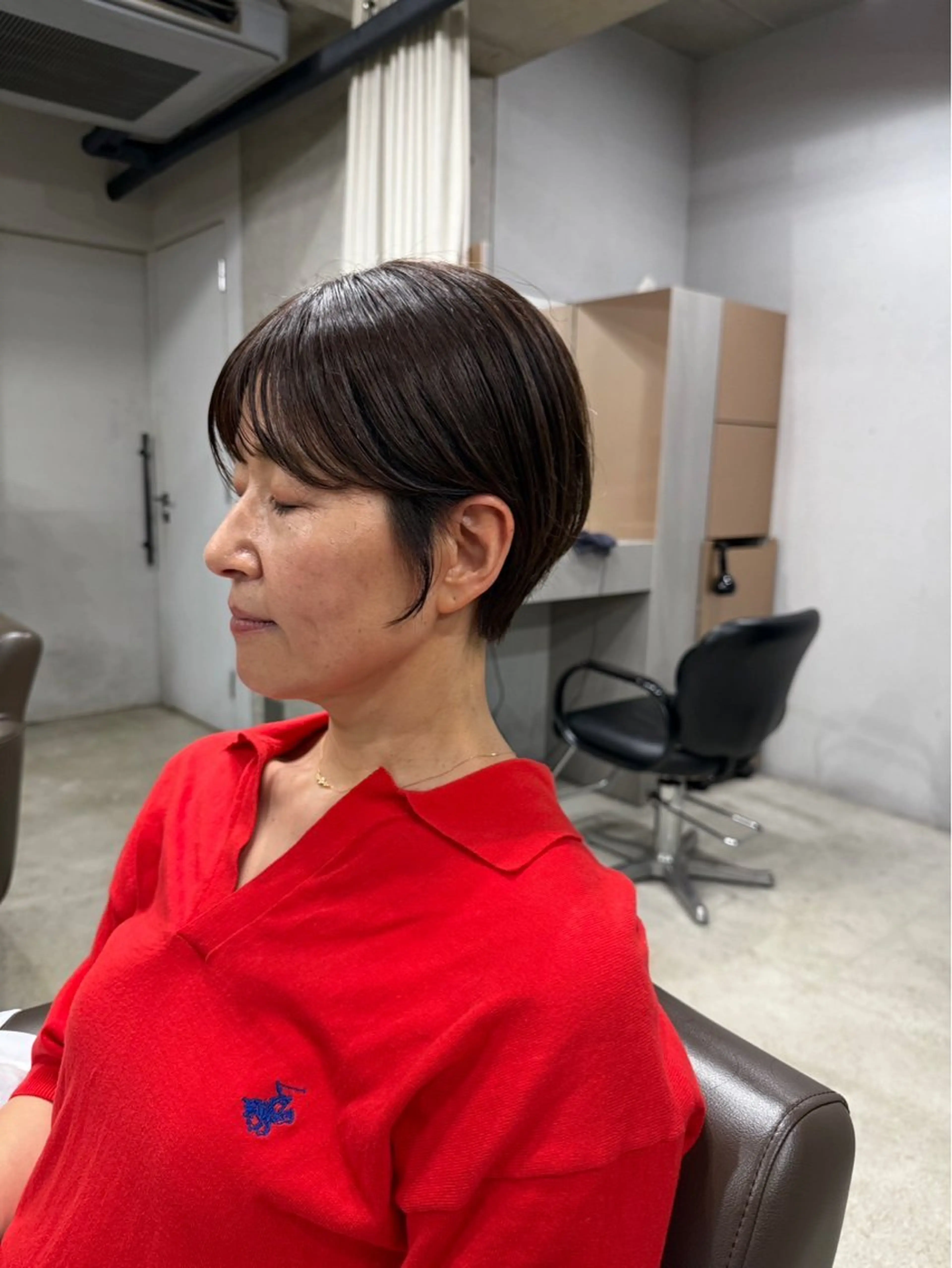 ショート カラー 曲がる縮毛矯正 センターパートのヘアスタイル