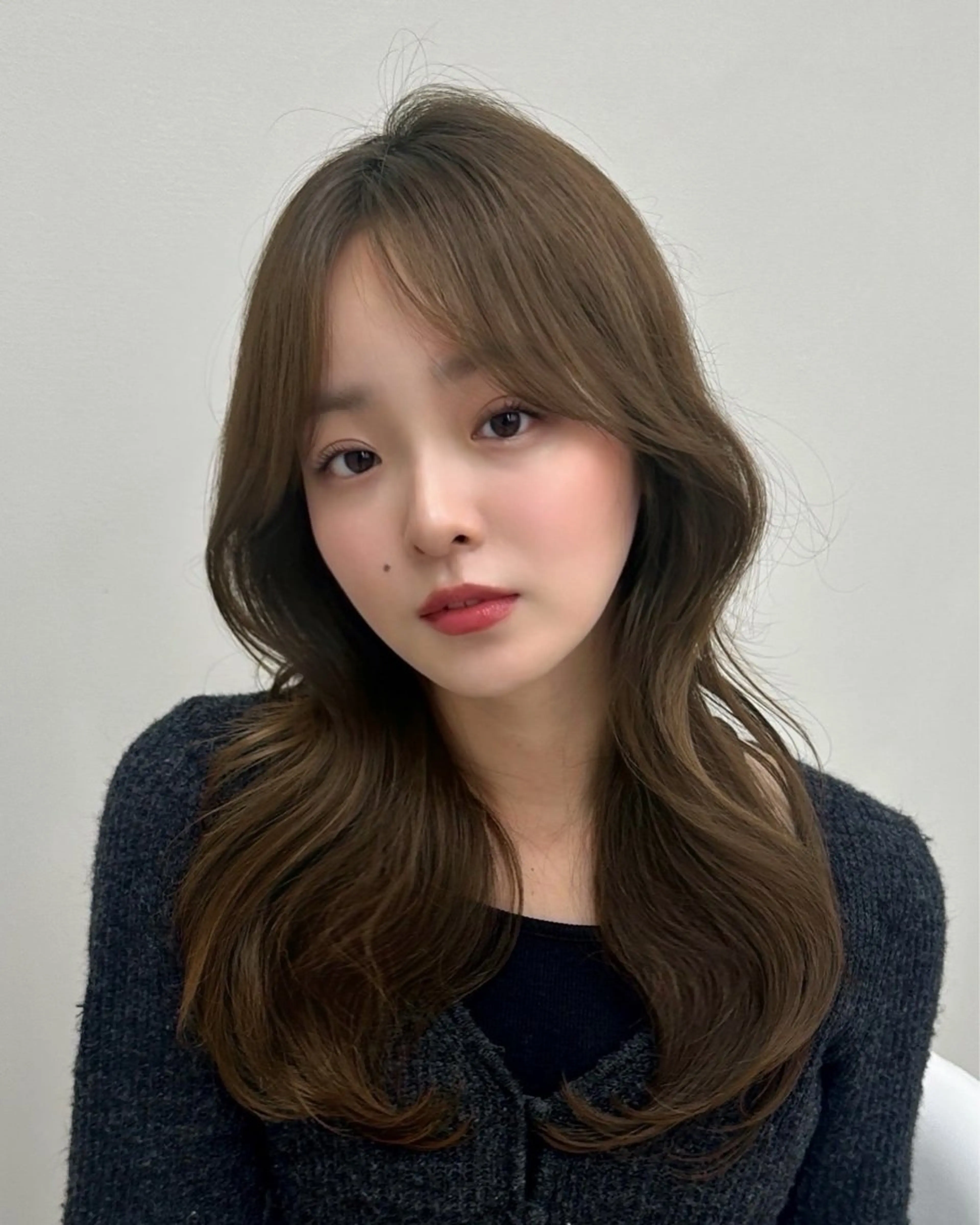 セミロング カラー ベージュカラー オリーブカラー Aura所属・丸山 心 / 艶カラーのヘアスタイル