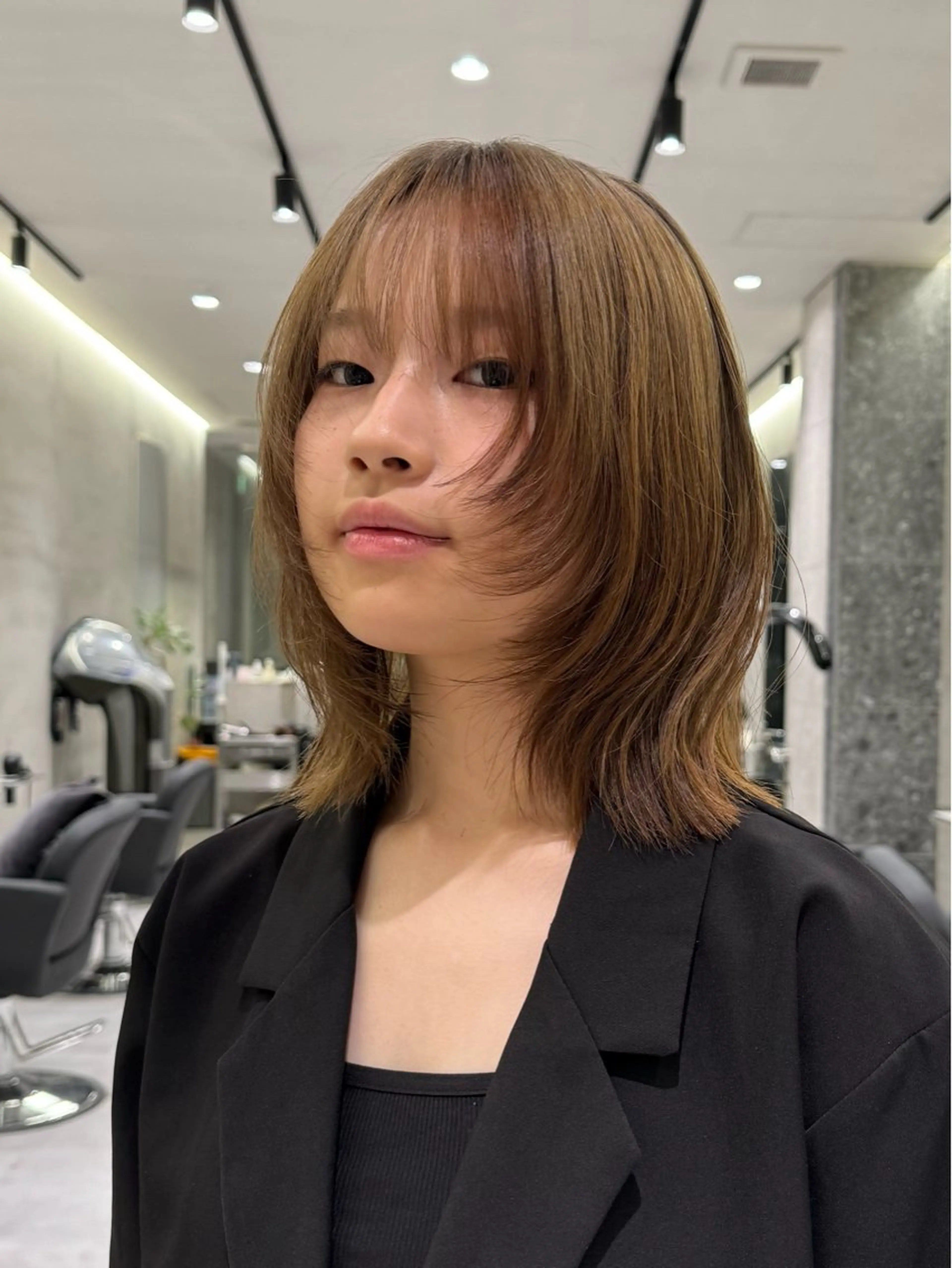 ミディアム カラー デザインカラー ハイトーンカラー カット ヘアカラー トリートメント ハイトーン/ベージュ /レイヤー :遥香のヘアスタイル