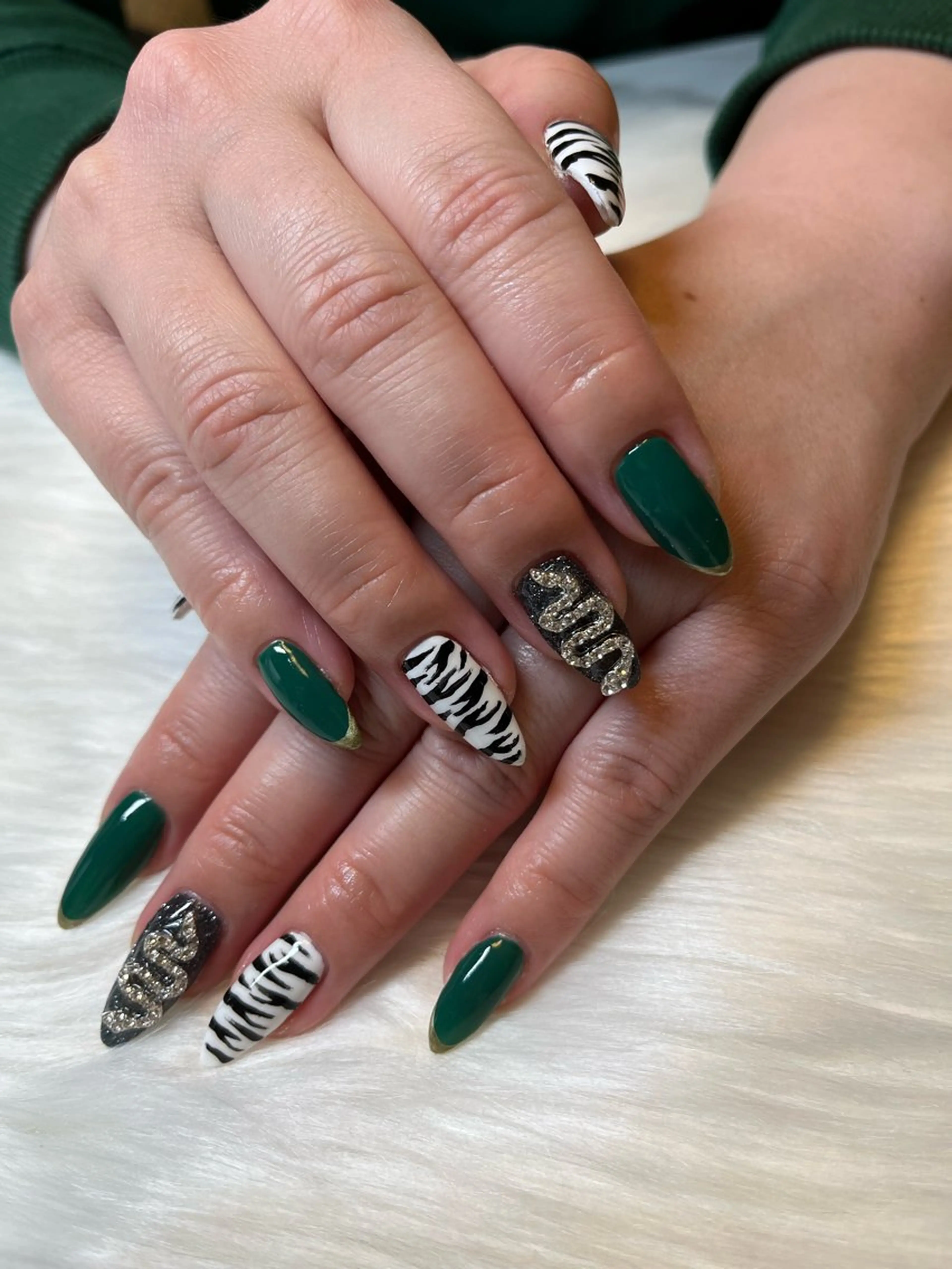 ネイル アニマル柄 グリーン ネイルサロン flatのネイルデザイン