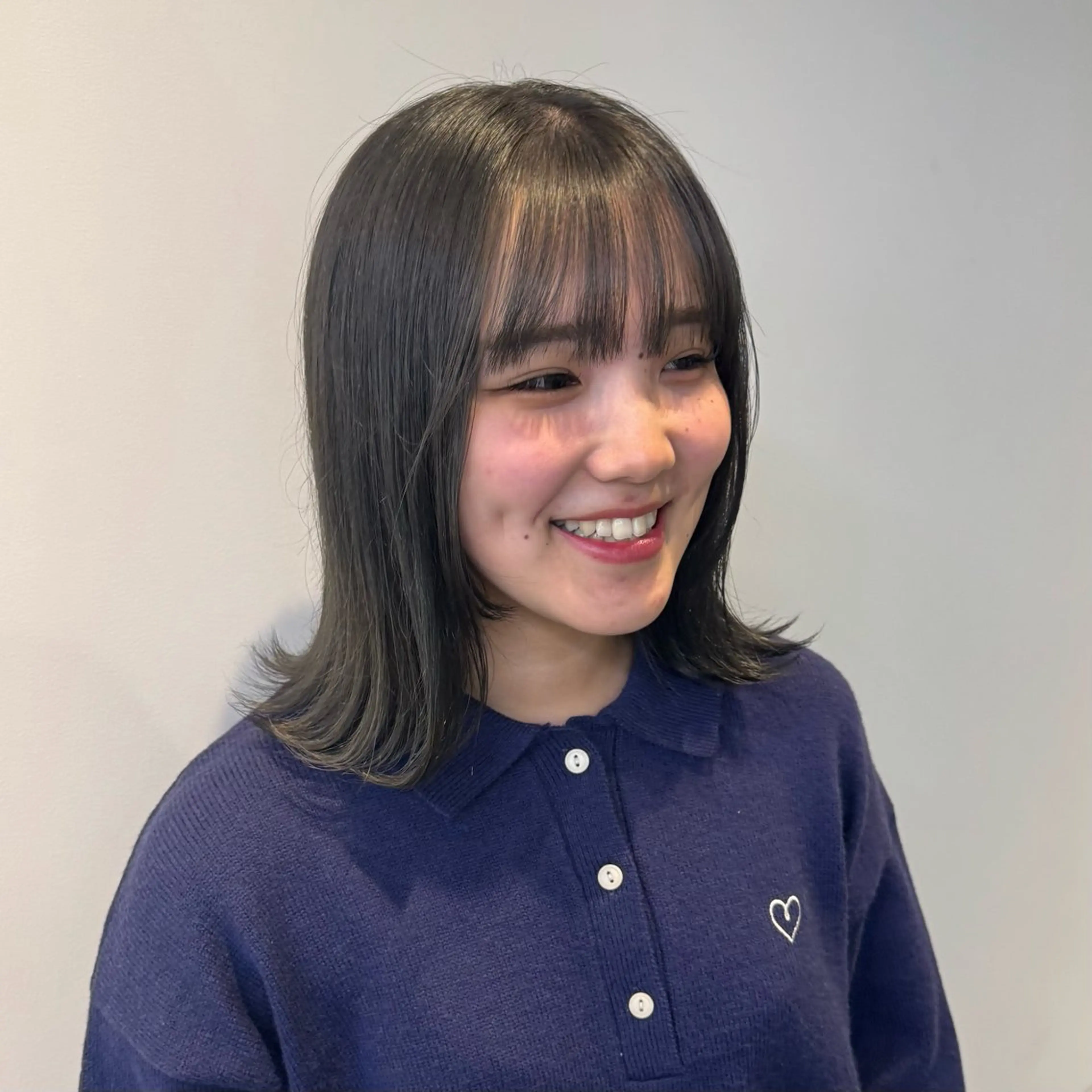 カラー オリーブグレー 澁谷 咲映のヘアスタイル