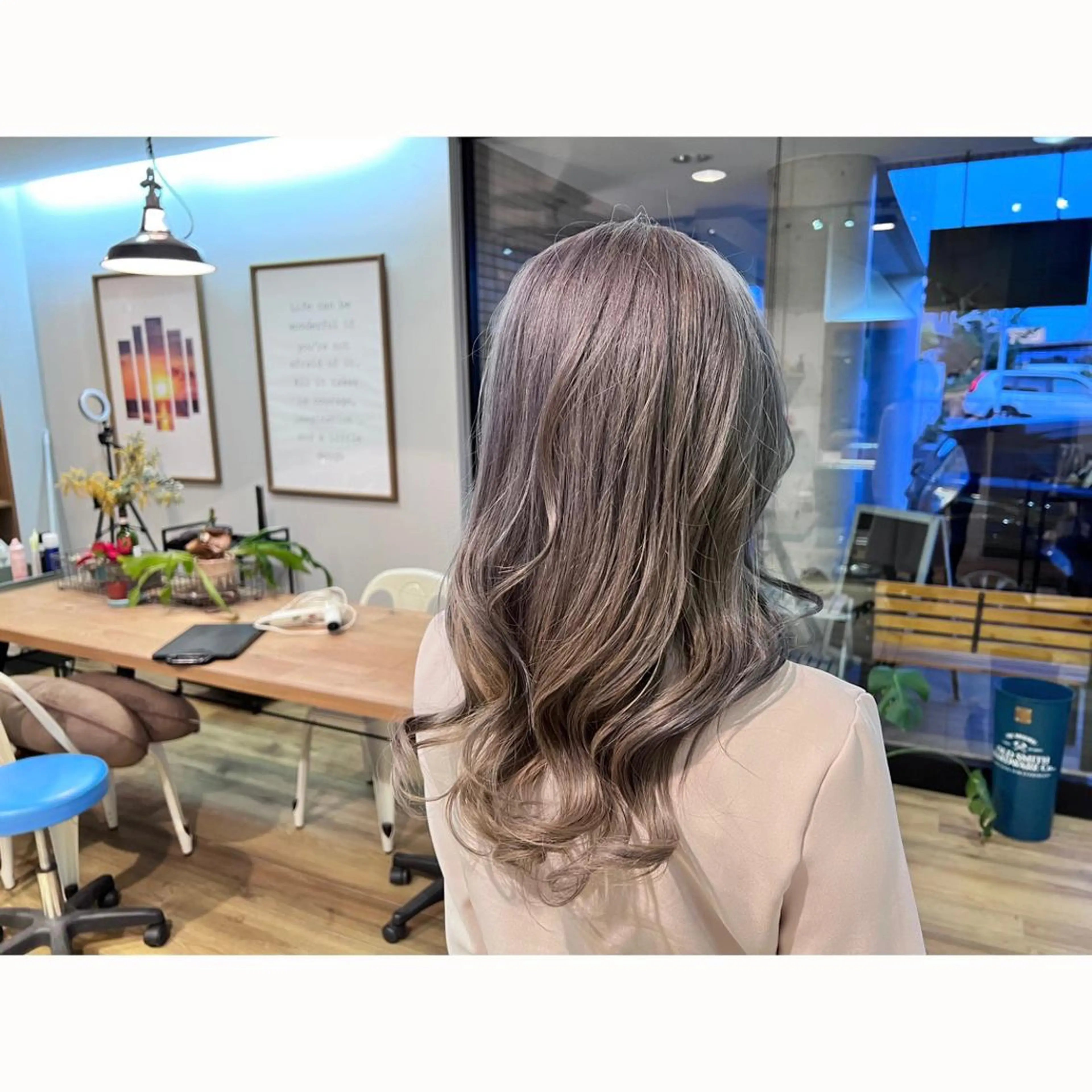 ロング カラー ブリーチ グレージュ アイスグレージュ ヘアカラー トリートメント ツキダテ ユイのヘアスタイル