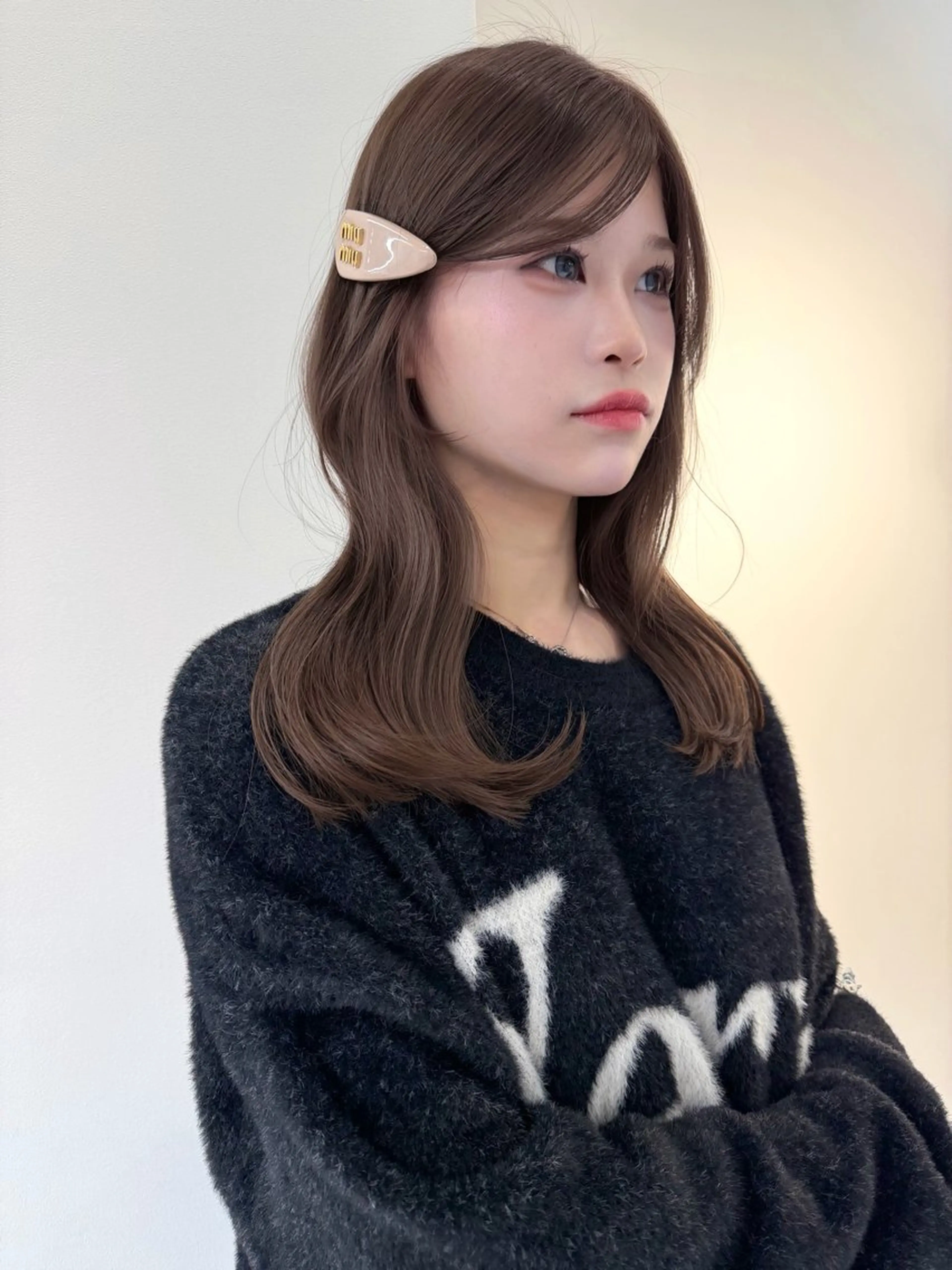 セミロング カラー ベージュカラー ブリーチ ケアブリーチ デザインカラー ダブルカラー カット ヘアカラー トリートメント TATSUブリーチ/ ミルクティーベージュのヘアスタイル