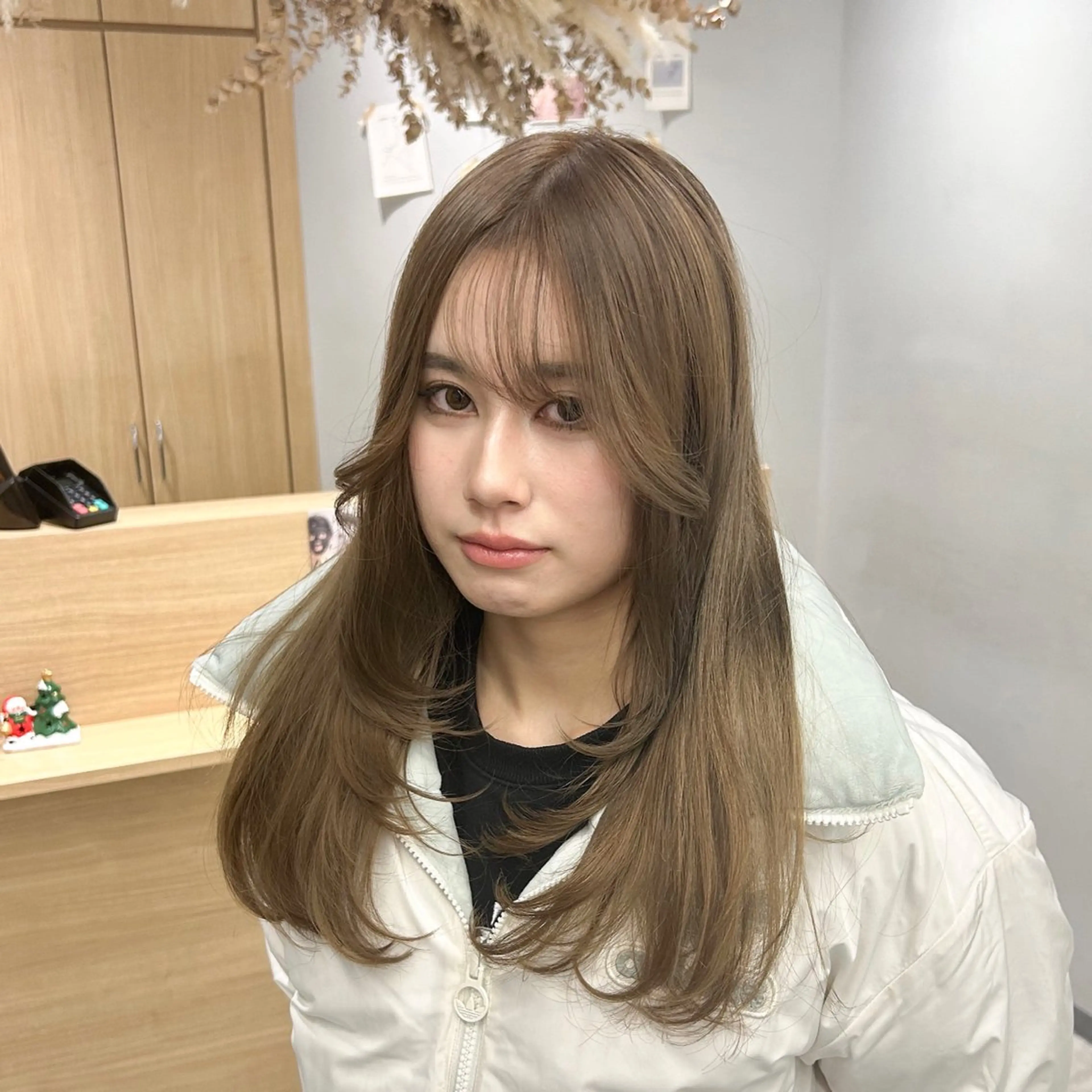 ロング カラー ベージュカラー ブリーチ 透明感カラー オリーブベージュ レイヤーカット 韓国ヘア×レイヤー カット/上田丈也のヘアスタイル