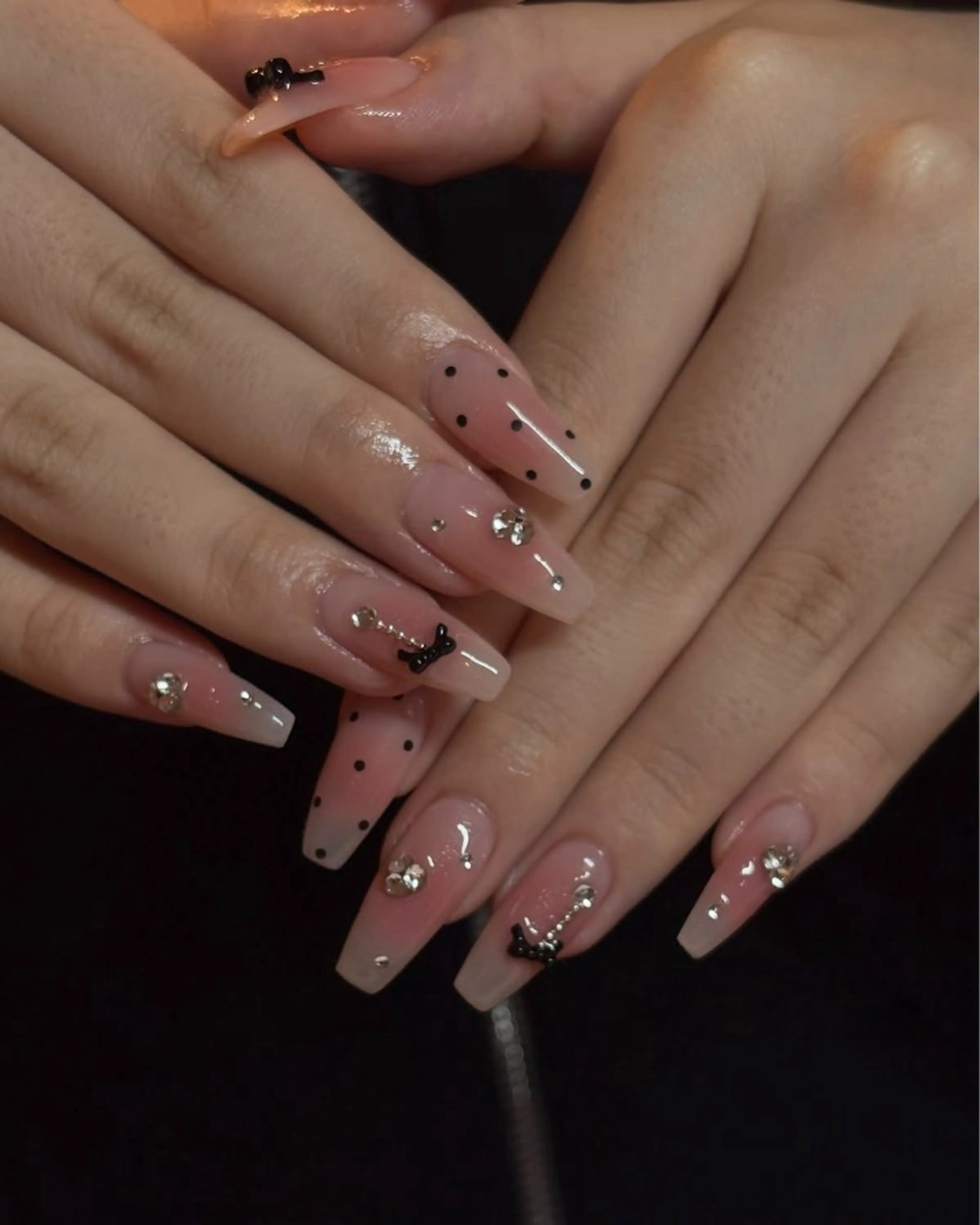 ネイル キラキラネイル 韓国ネイル ロングネイル ワンホンネイル ハンドネイル Josie nail salonのネイルデザイン